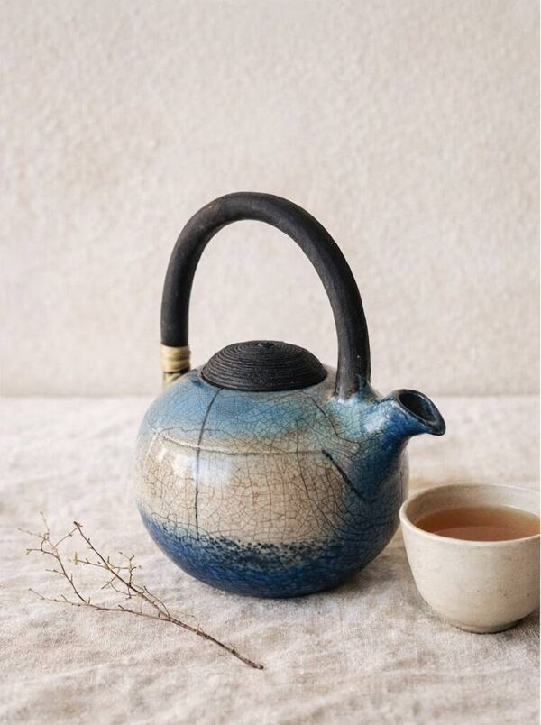 Théière artisanale en céramique raku bleu – anse haute design japonais