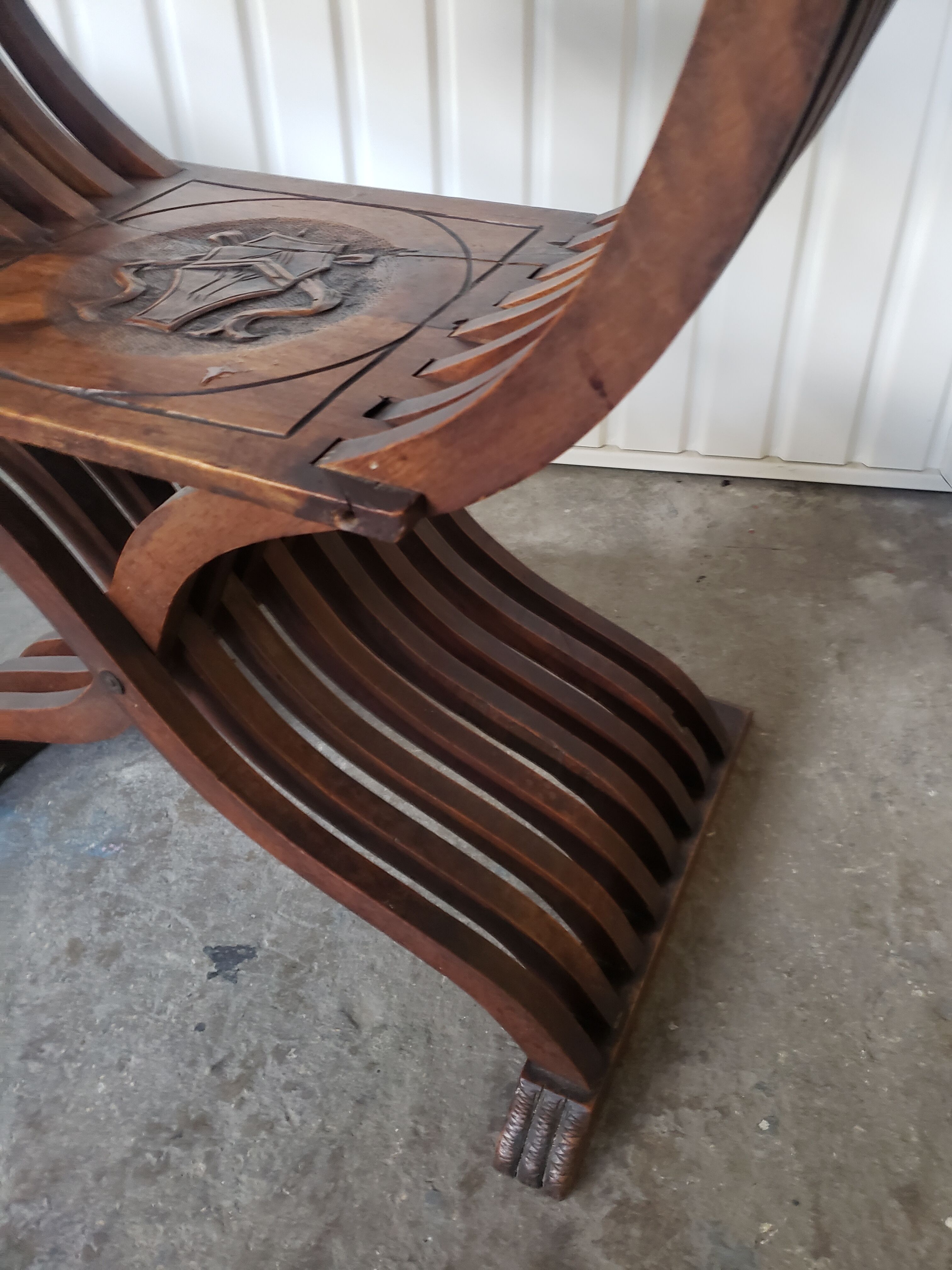 Paire de fauteuils curule ou dagobert