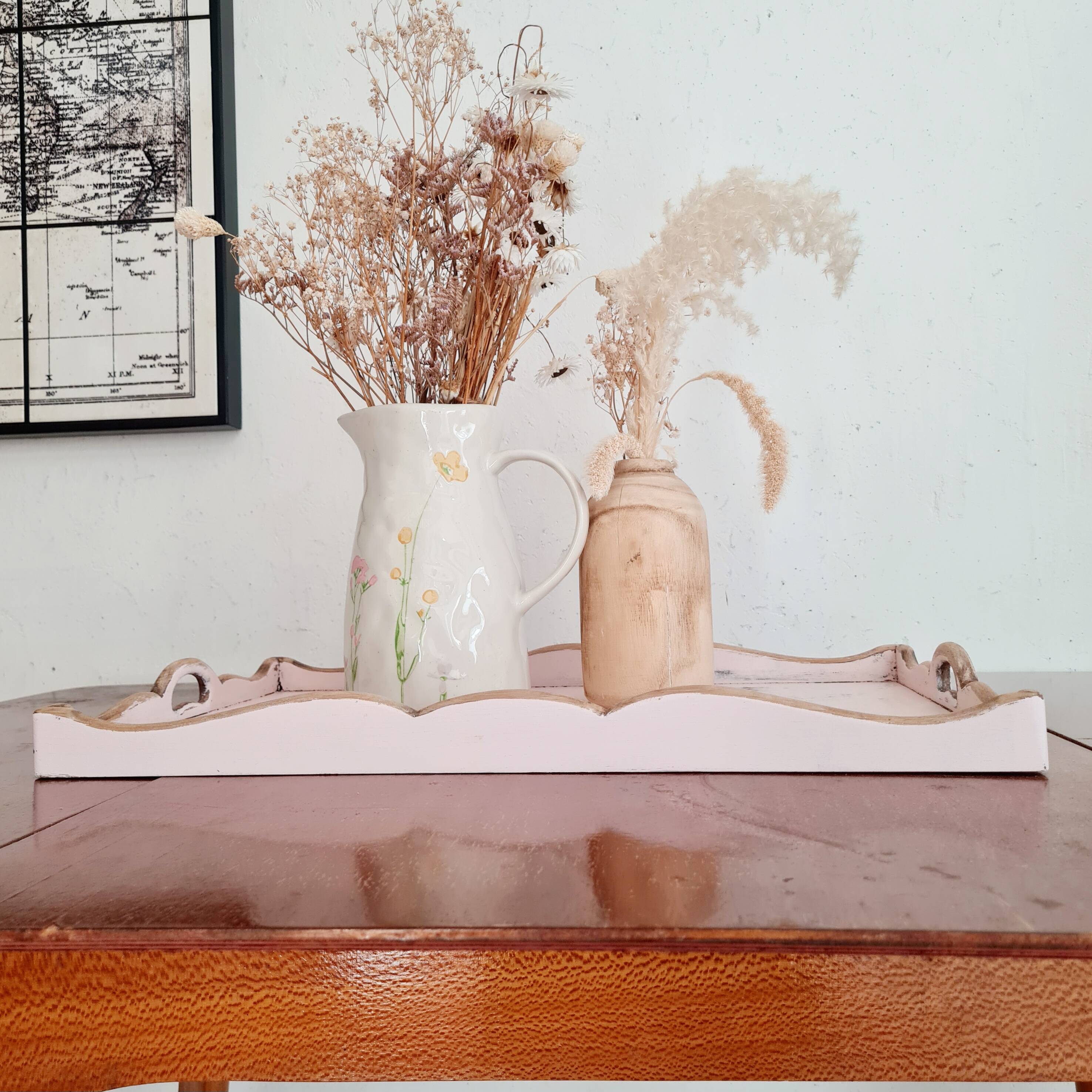 Presentation tray in raw and pink wood