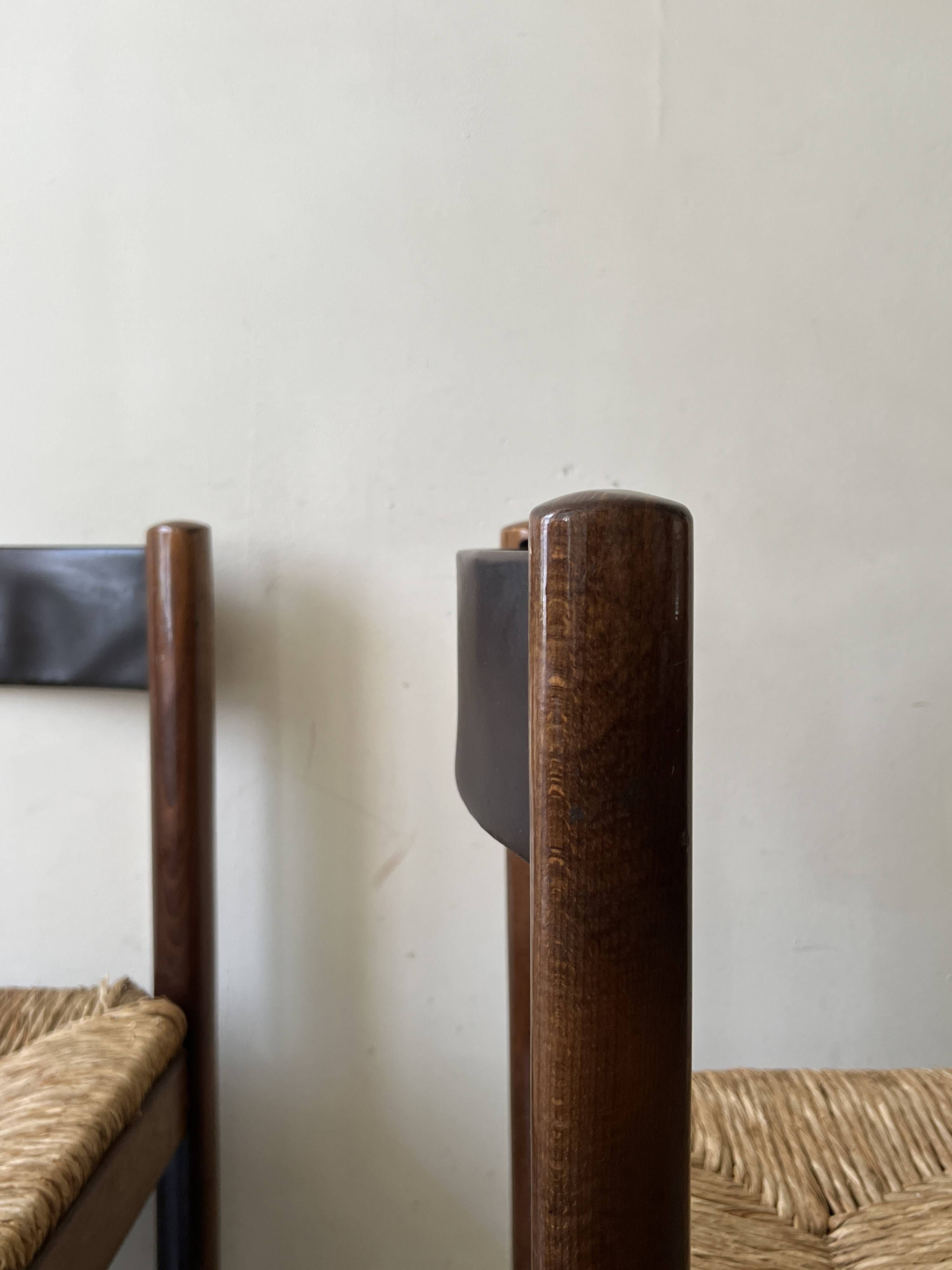 Lot of 4 modernist chairs in solid wood, leather and straw, Italy 1970.
