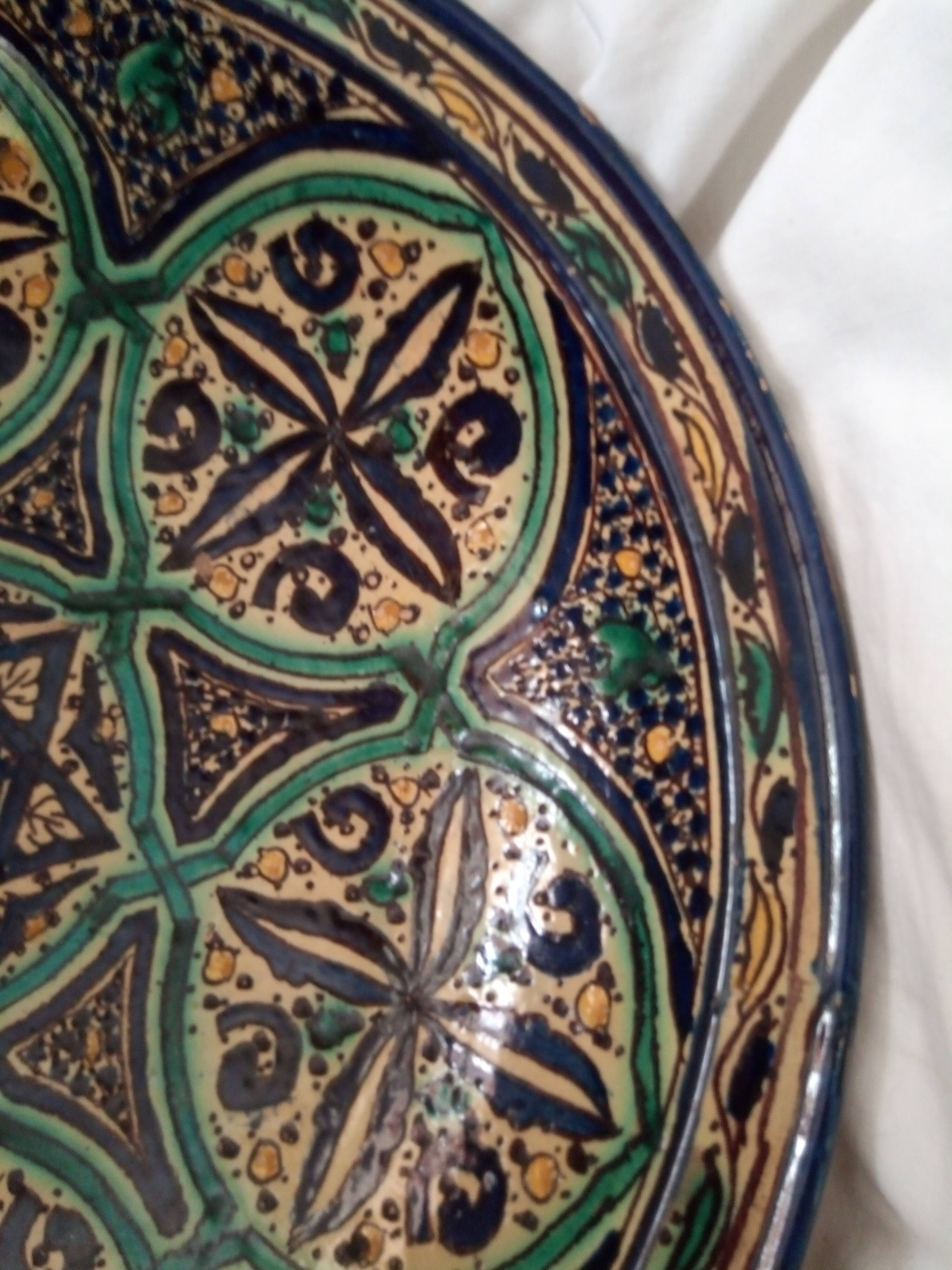 Very large Moroccan dish in enamelled earthenware. Late 19th century, early 20th century.