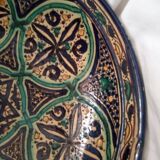 Very large Moroccan dish in enamelled earthenware. Late 19th century, early 20th century.