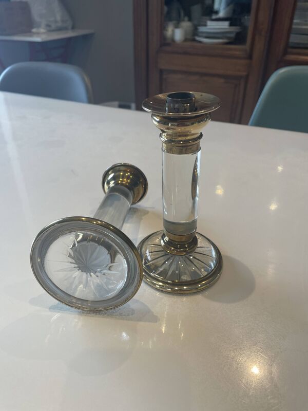 Paire de bougeoir flambeaux en cristal et laiton doré, décor Baccarat