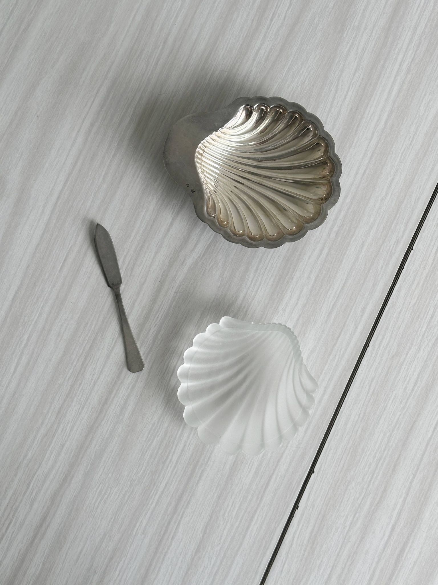 Antique shell-shaped presentation butter dish