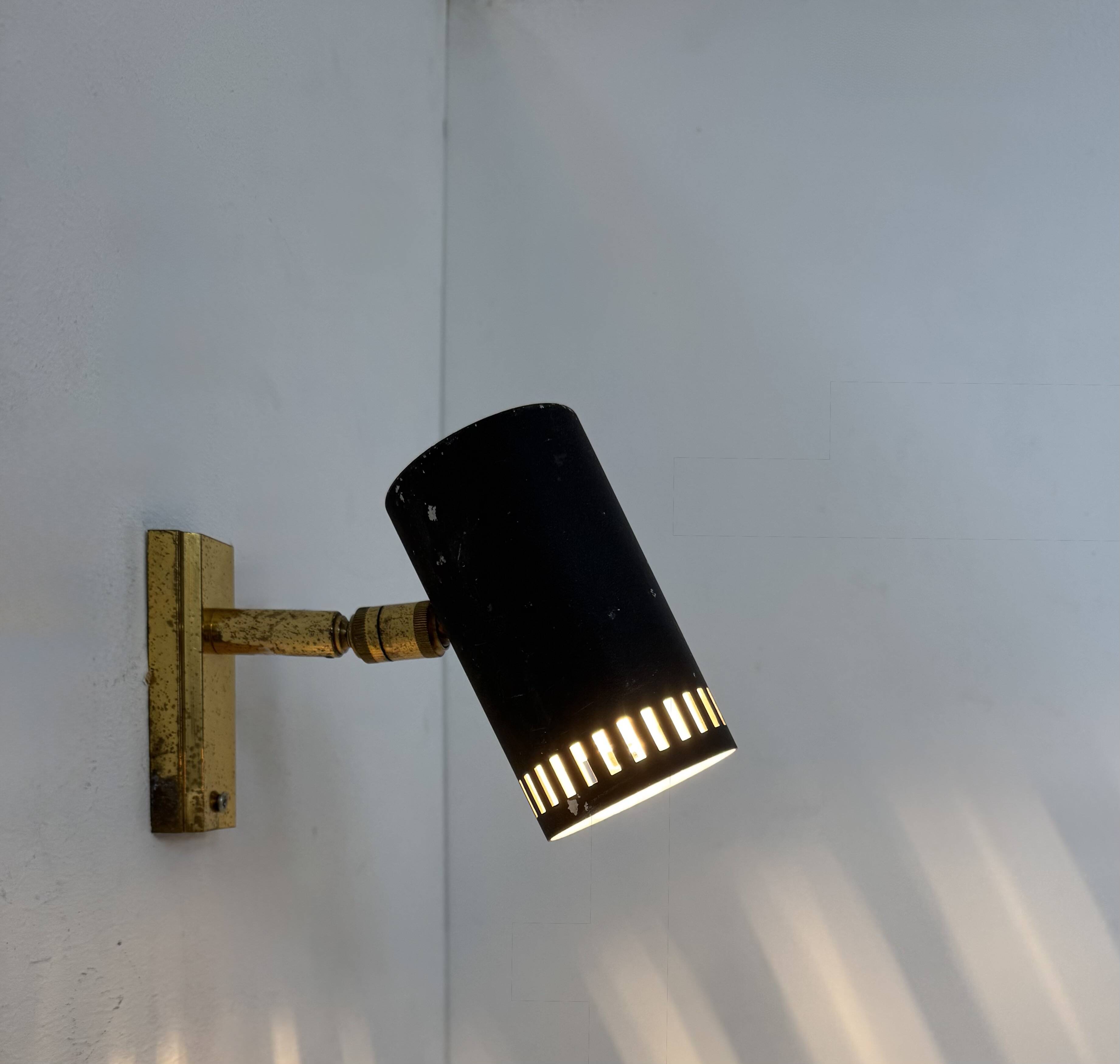 Vintage adjustable wall light, brass and matte black metal, France, 1960.