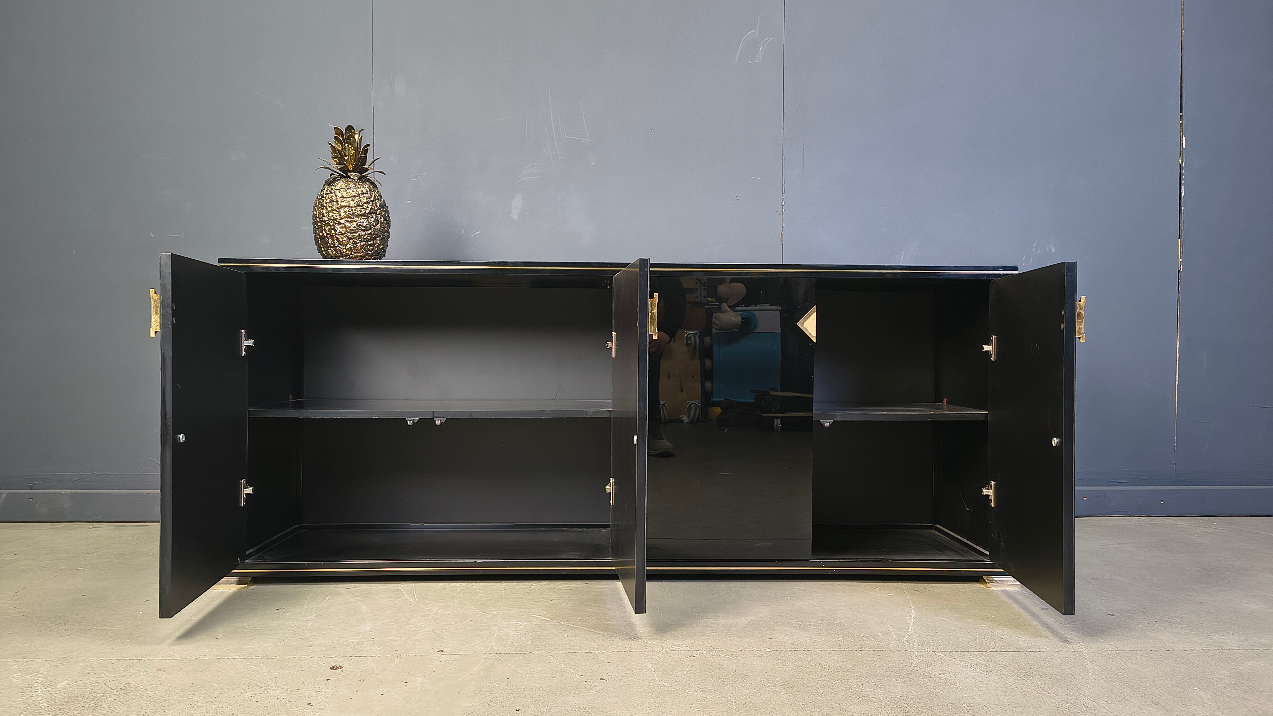 Enfilade en laiton et laque par Pierre Vandel, années 1970