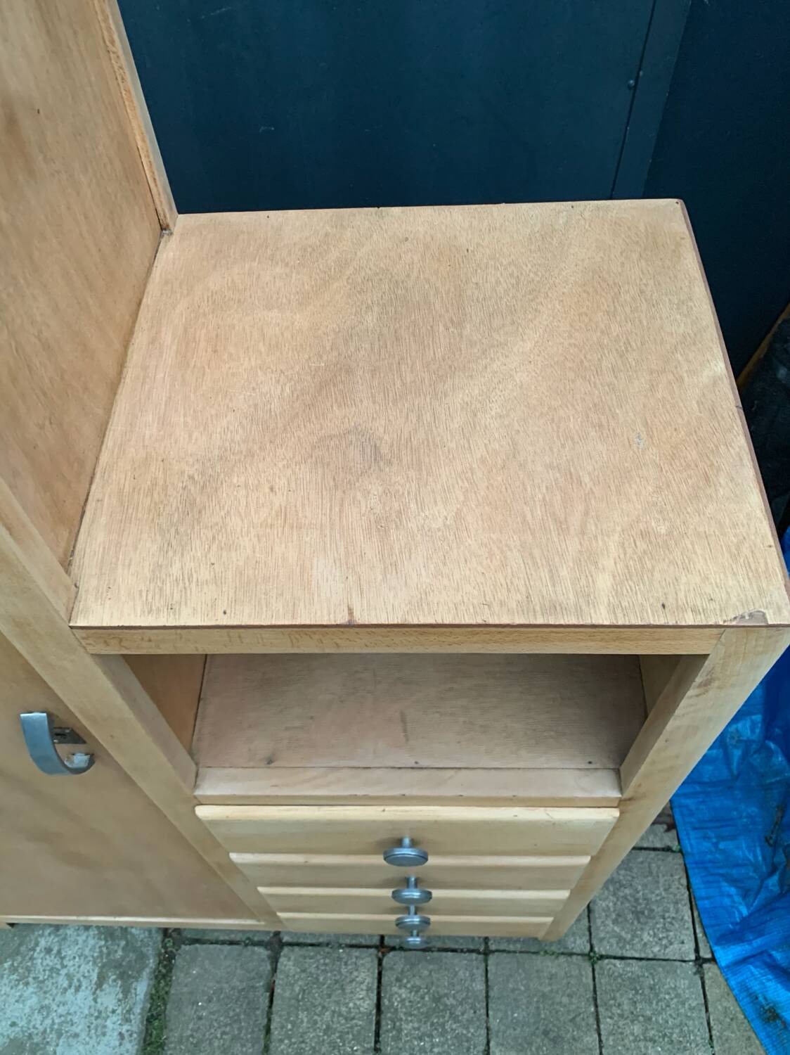 Armoire parisienne asymétrique bois brut 1950