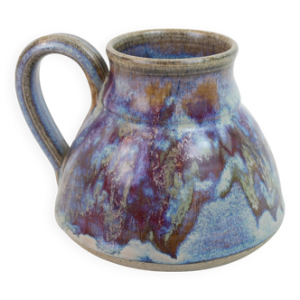 Pichet en céramique à émail violet bleu signé