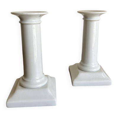 Paire de bougeoirs néo classiques Empire fin 19e en porcelaine blanche