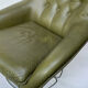 Fauteuil pivotant en cuir vert olive années 1970