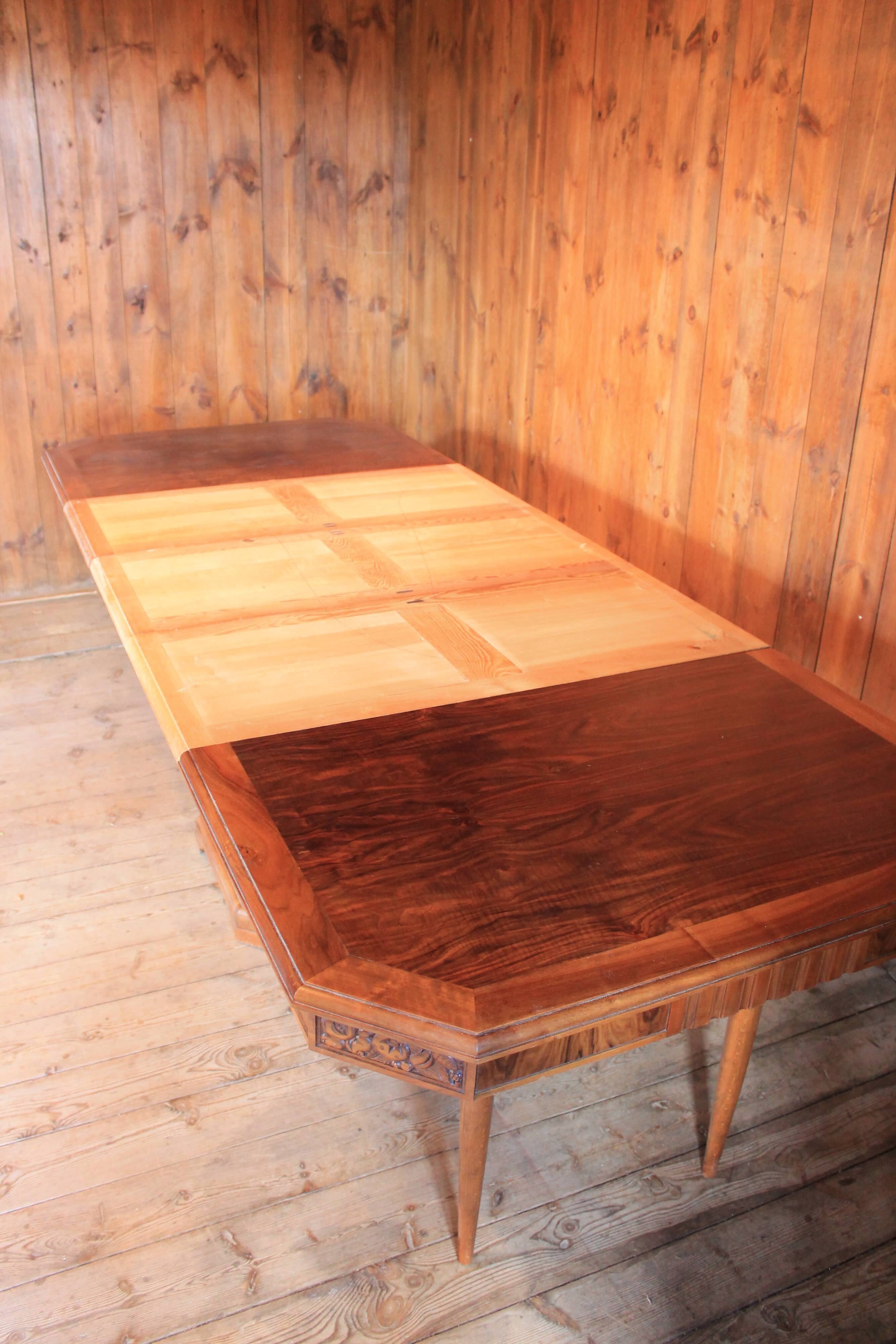 Art-deco extension table