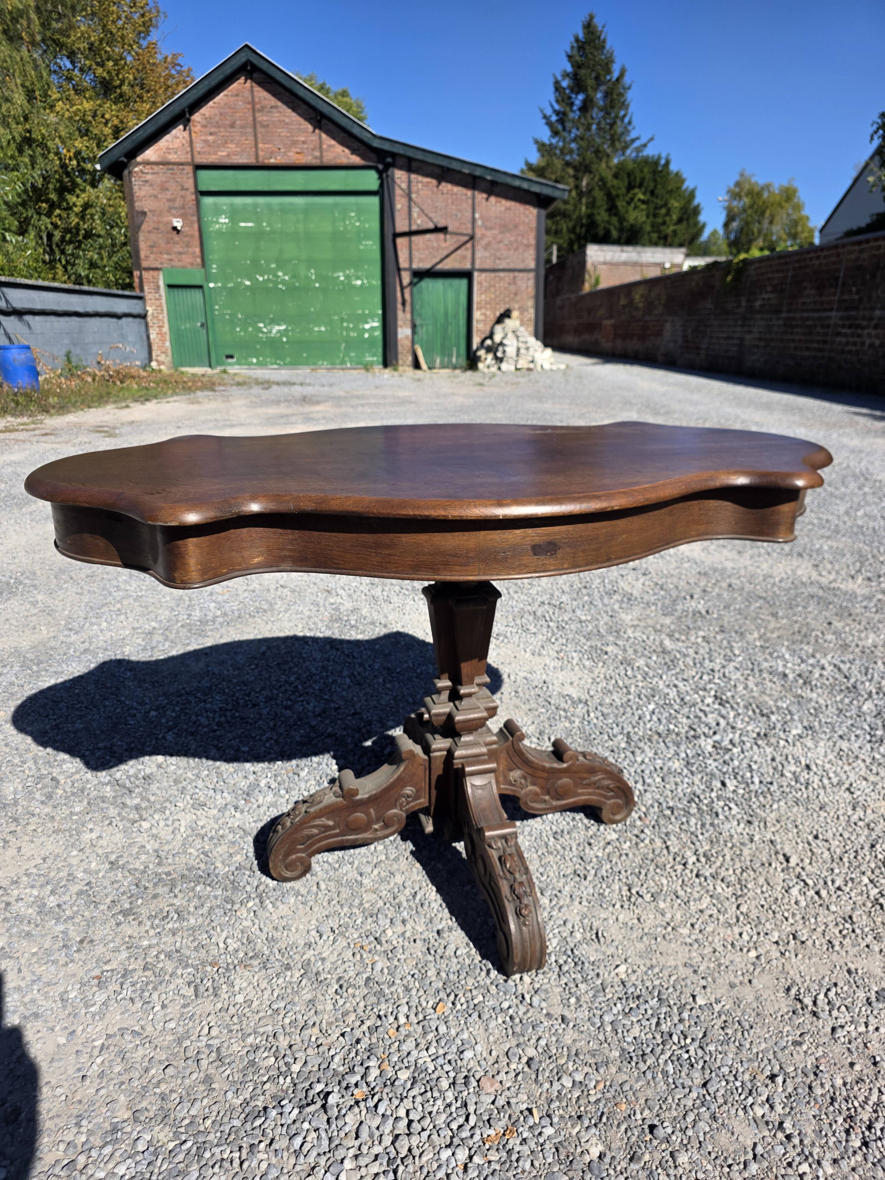 Antique round table in solid oak