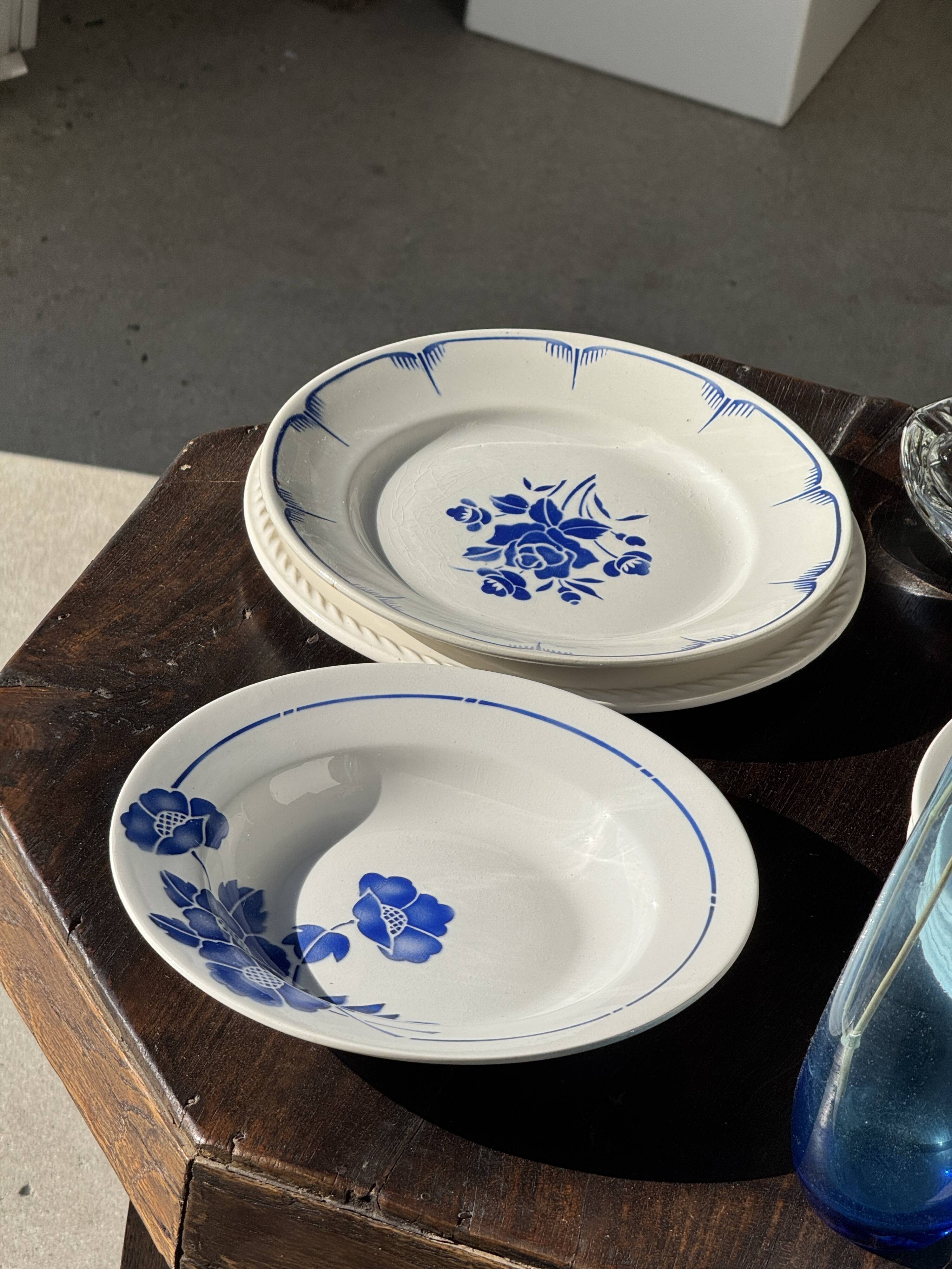 Decorative plate with blue flower pattern D25
