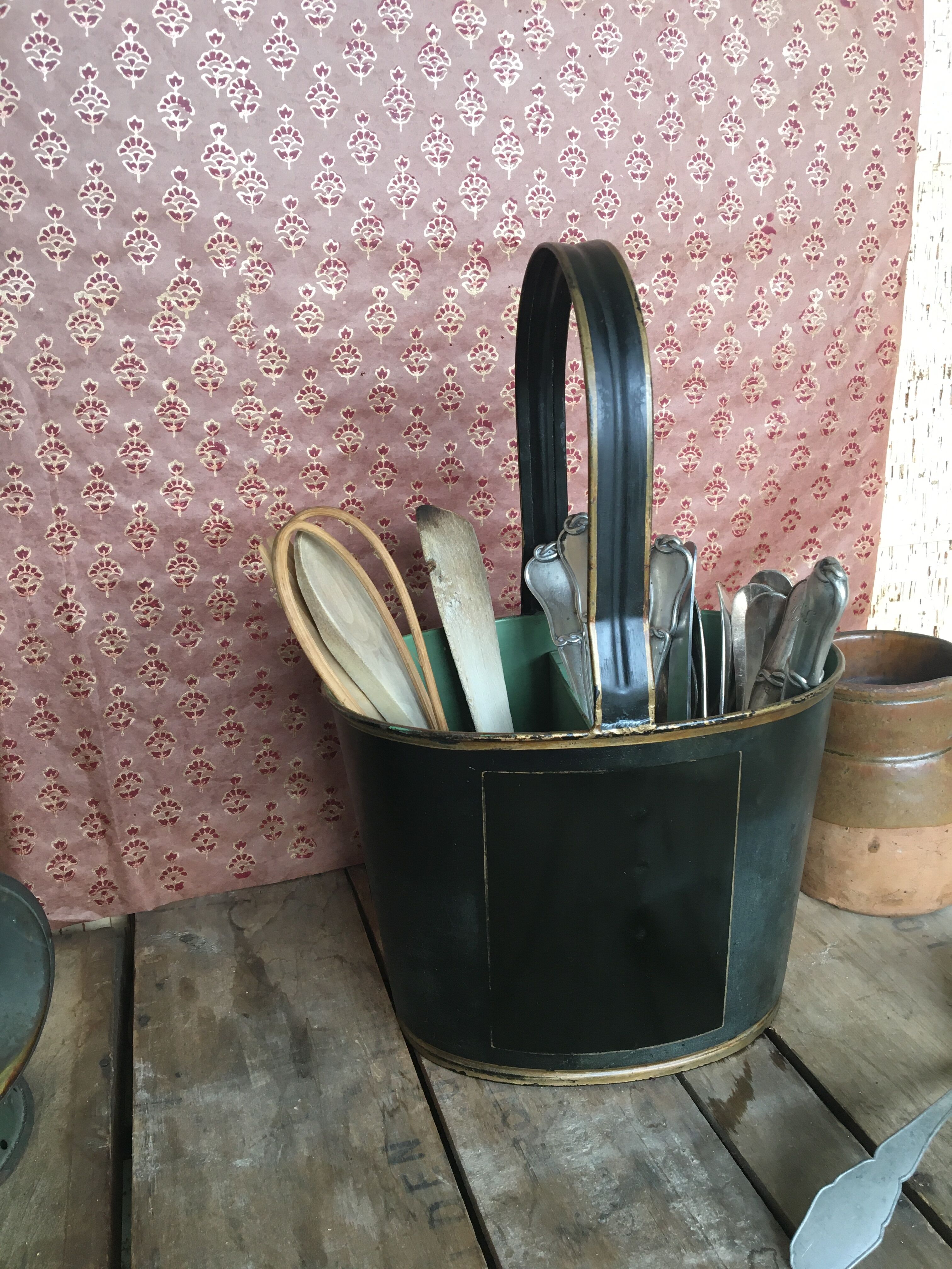 Painted sheet metal compartment basket