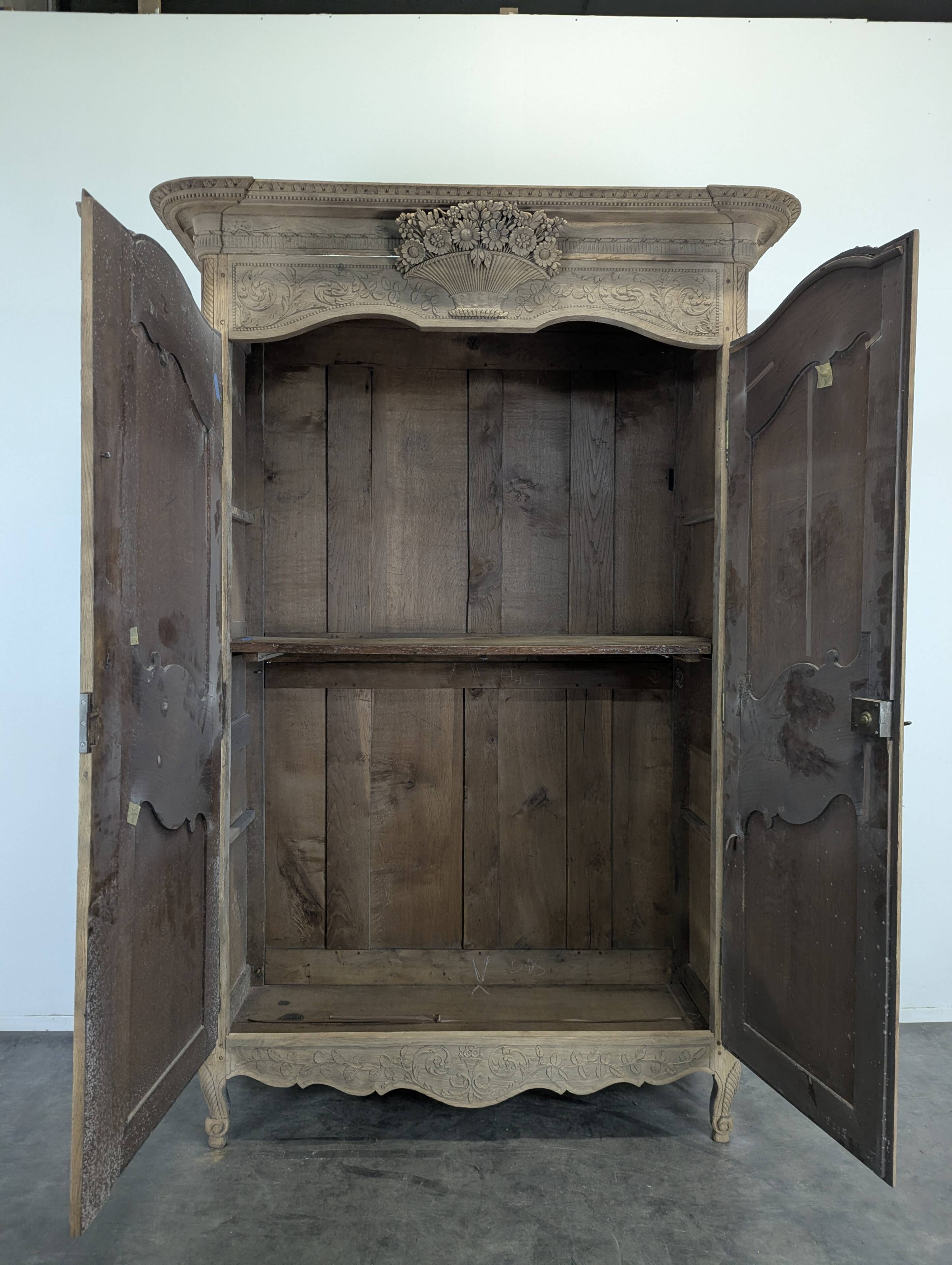 Norman wardrobe with bouquet design in solid oak