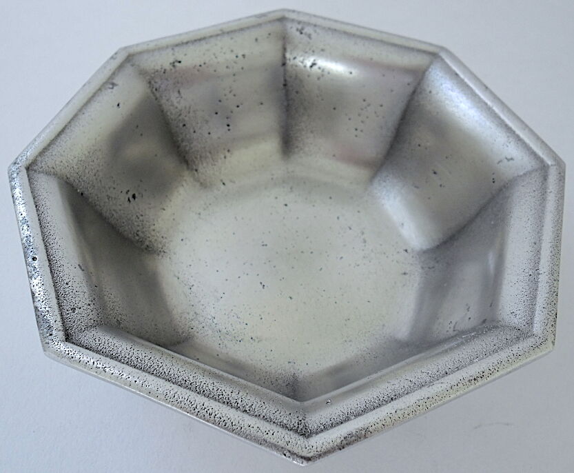 Empty octagonal pocket in tin by the workshop "Les Etains de France"