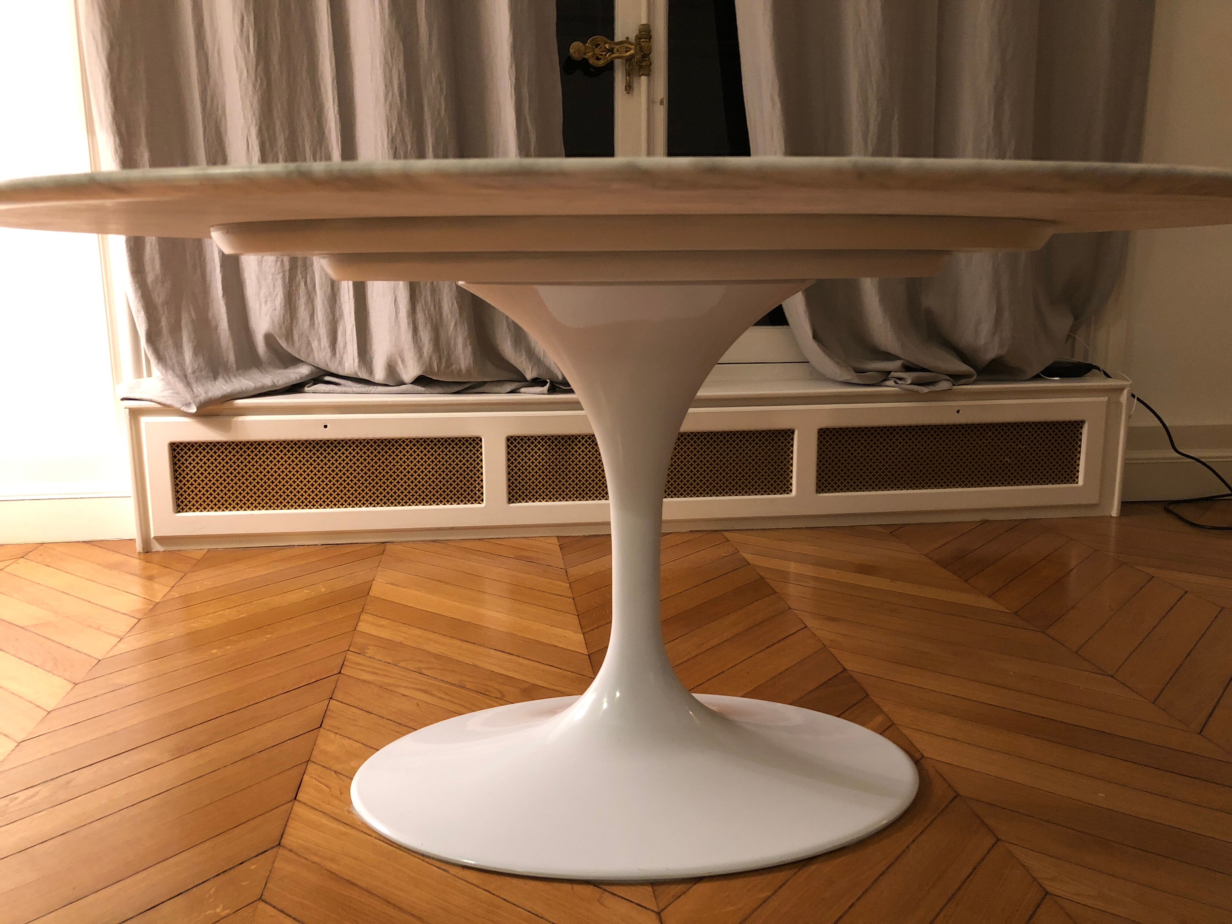 Table Tulip en marbre blanc ovale