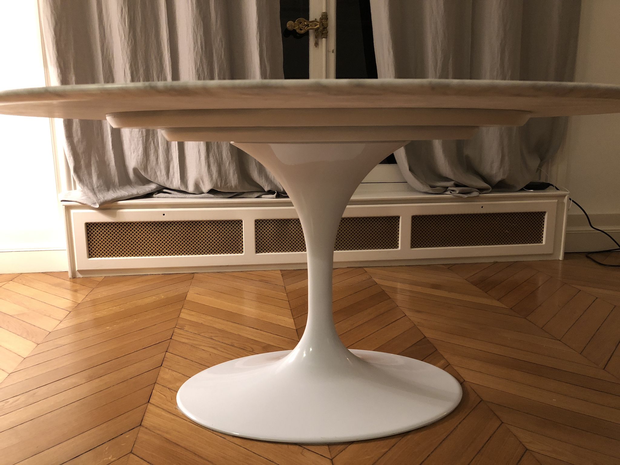 Table Tulip en marbre blanc ovale