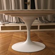 Table Tulip en marbre blanc ovale