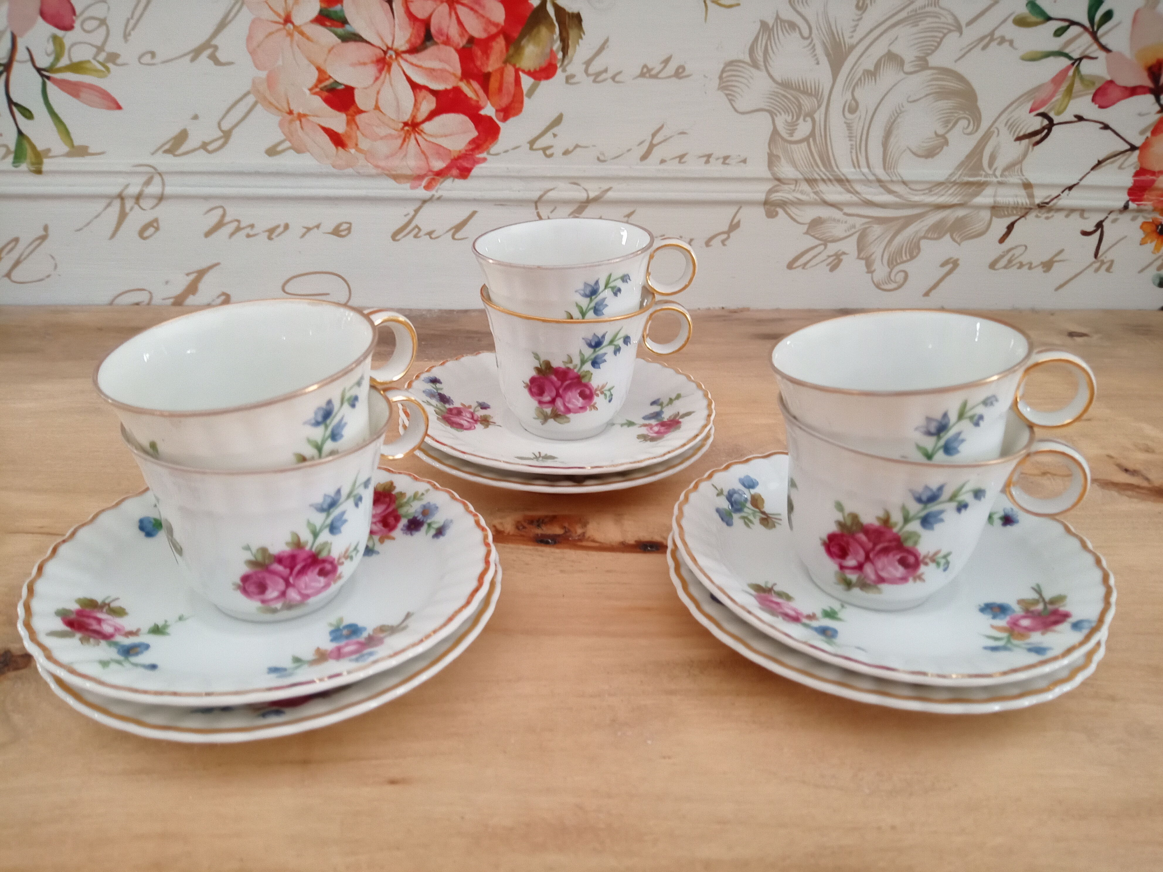 Lot de 6 tasses à café et sous-tasses décor fleuri et liseré doré, porcelaine de Limoges Bernardaud
