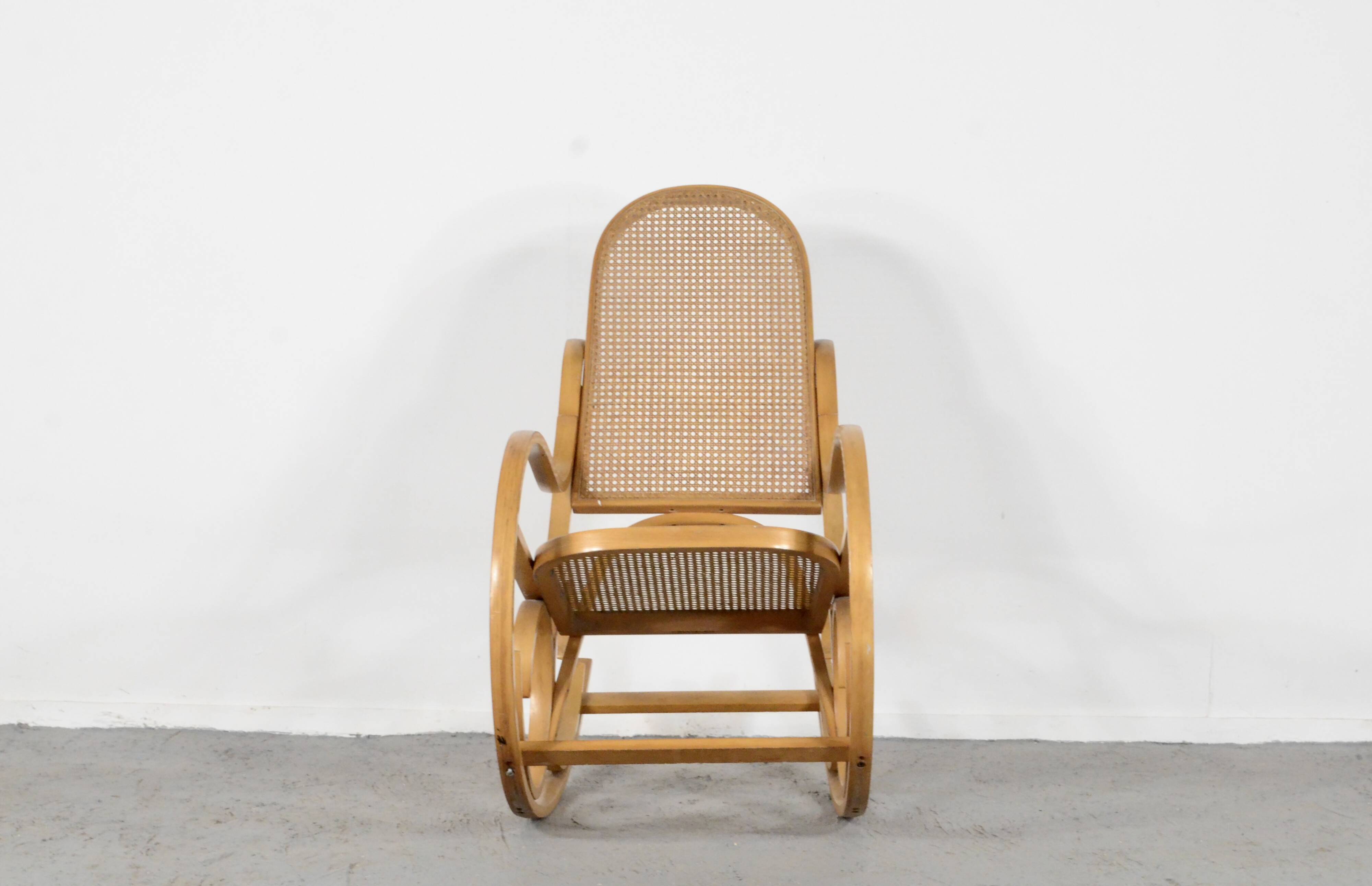 Fauteuil à bascule italien Luigi Crassevig en bois courbé