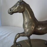 Cheval en laiton sur socle