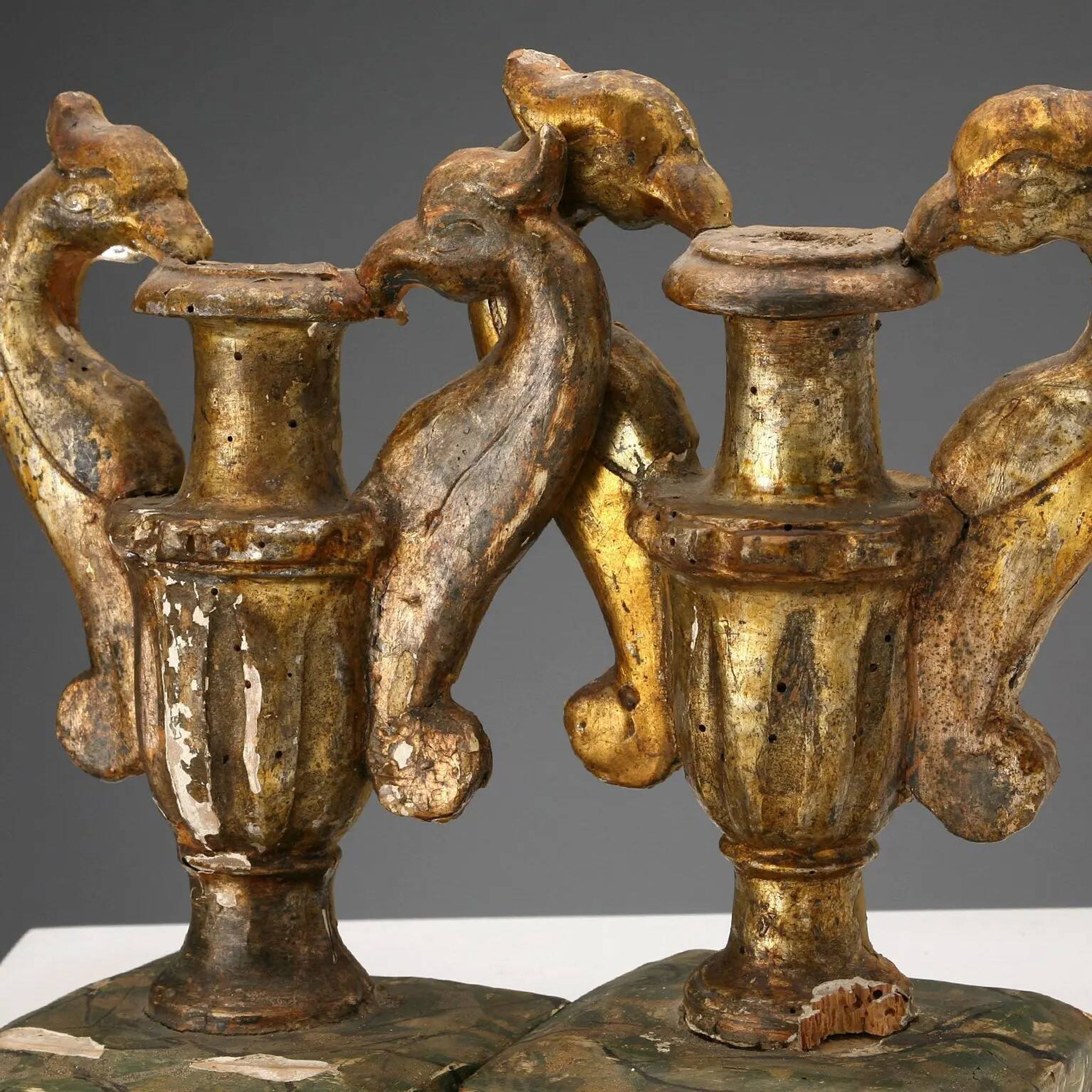 Vases anciens en bois doré et laqué, Italie, XIXe siècle