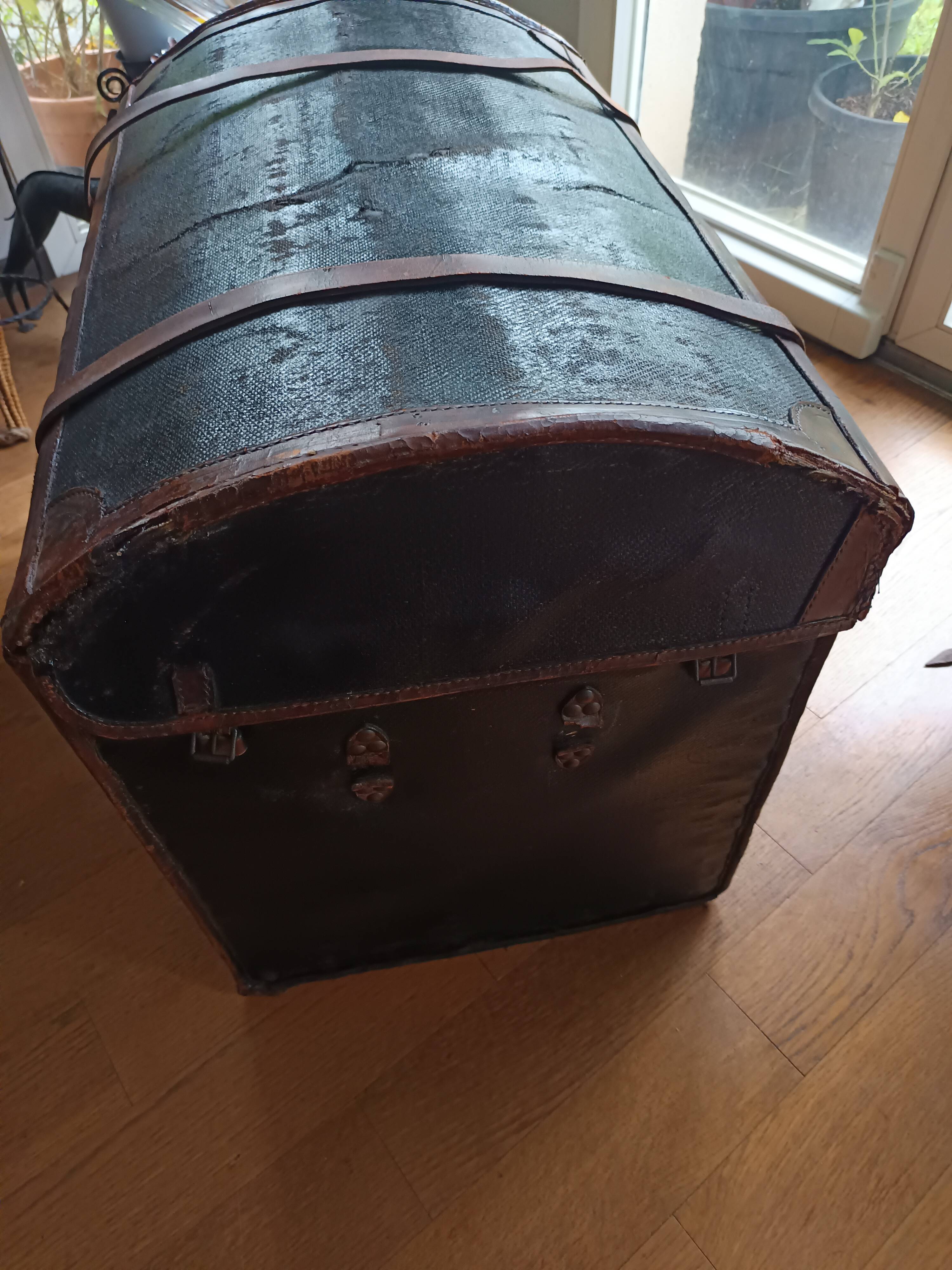 Curved travel trunk, Second Empire