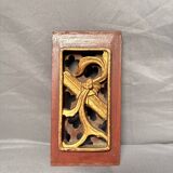 Ancien panneau en bois sculpté décor laqué doré fleurs et feuille de grenade, Chine