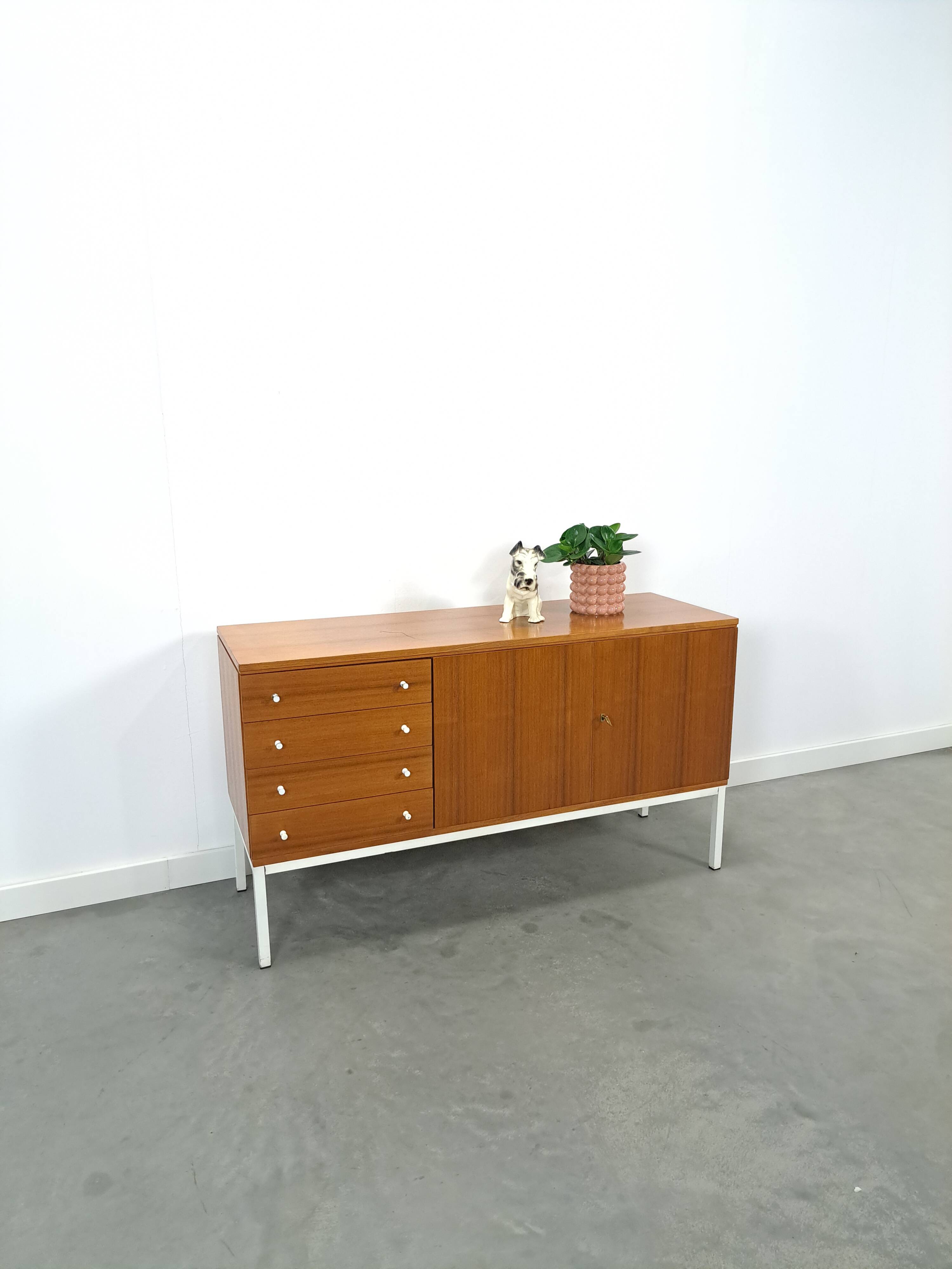 Fineer dressoir uit Zweden met wit stalen poten