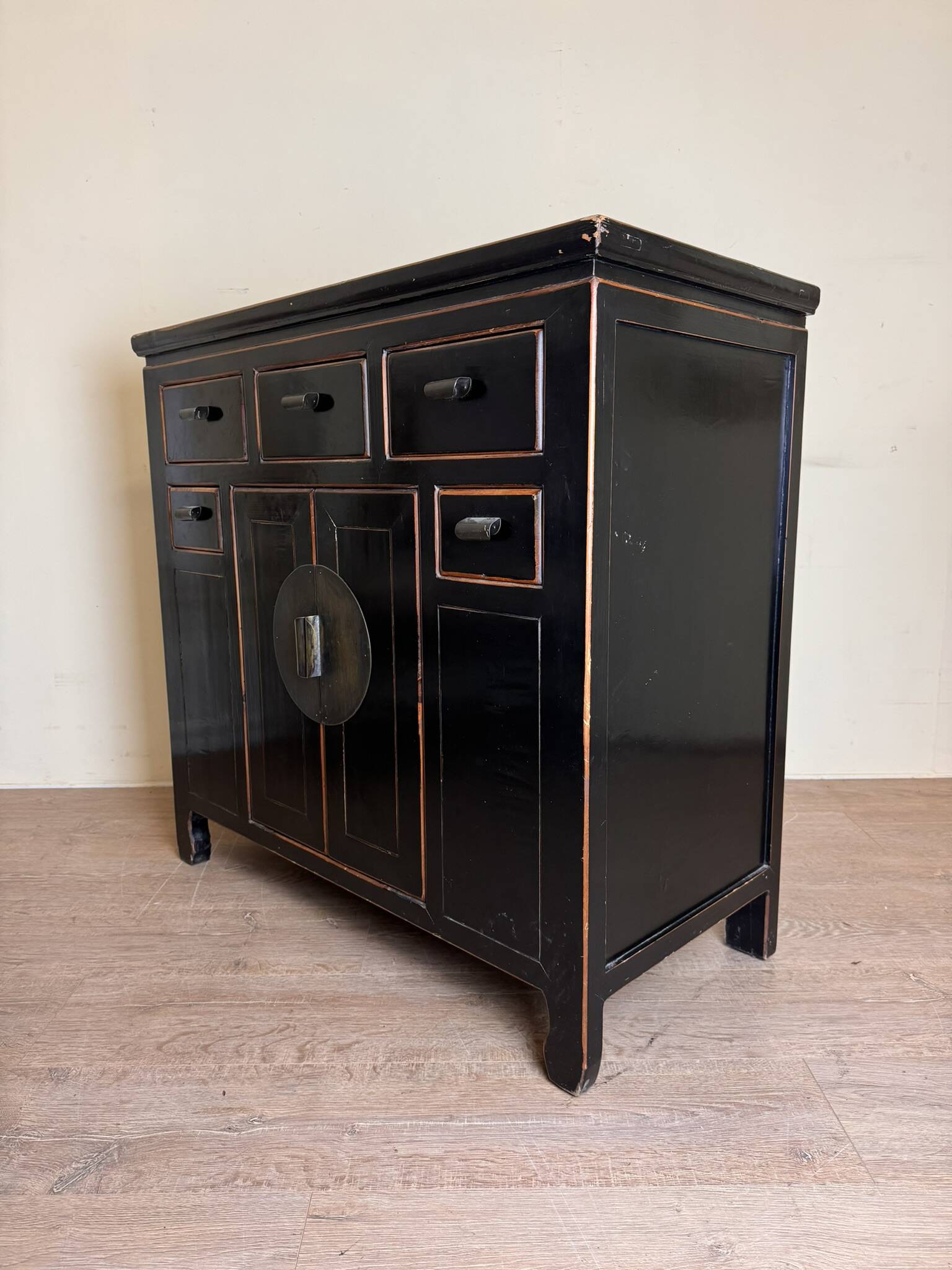 Chinese chest of drawers in black and gold lacquer
