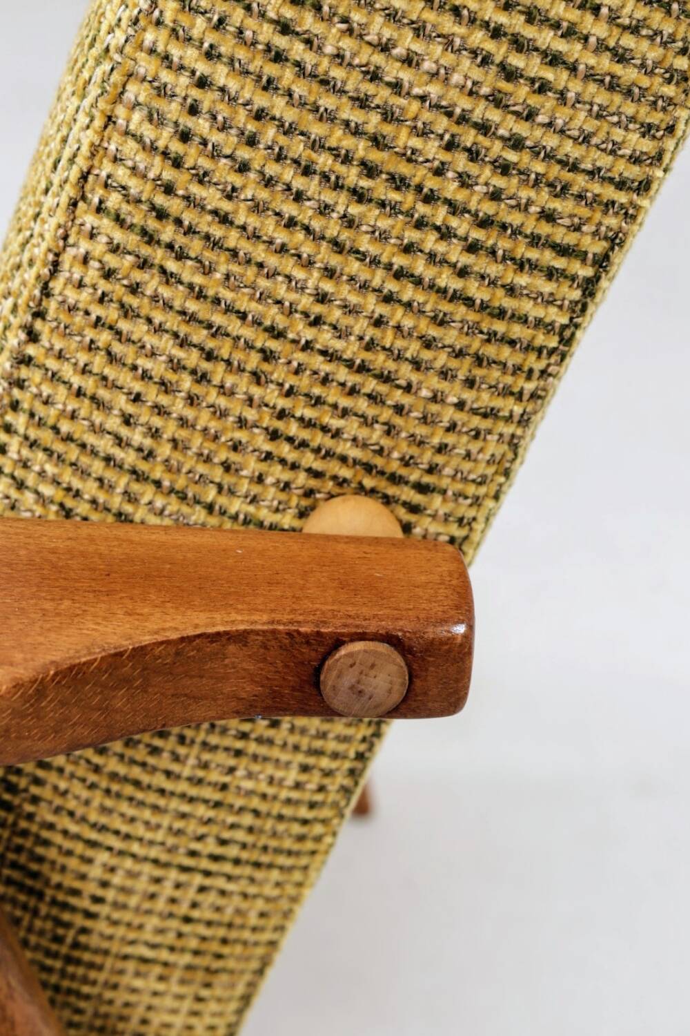 Fauteuil vintage olive vert design by H.Lis