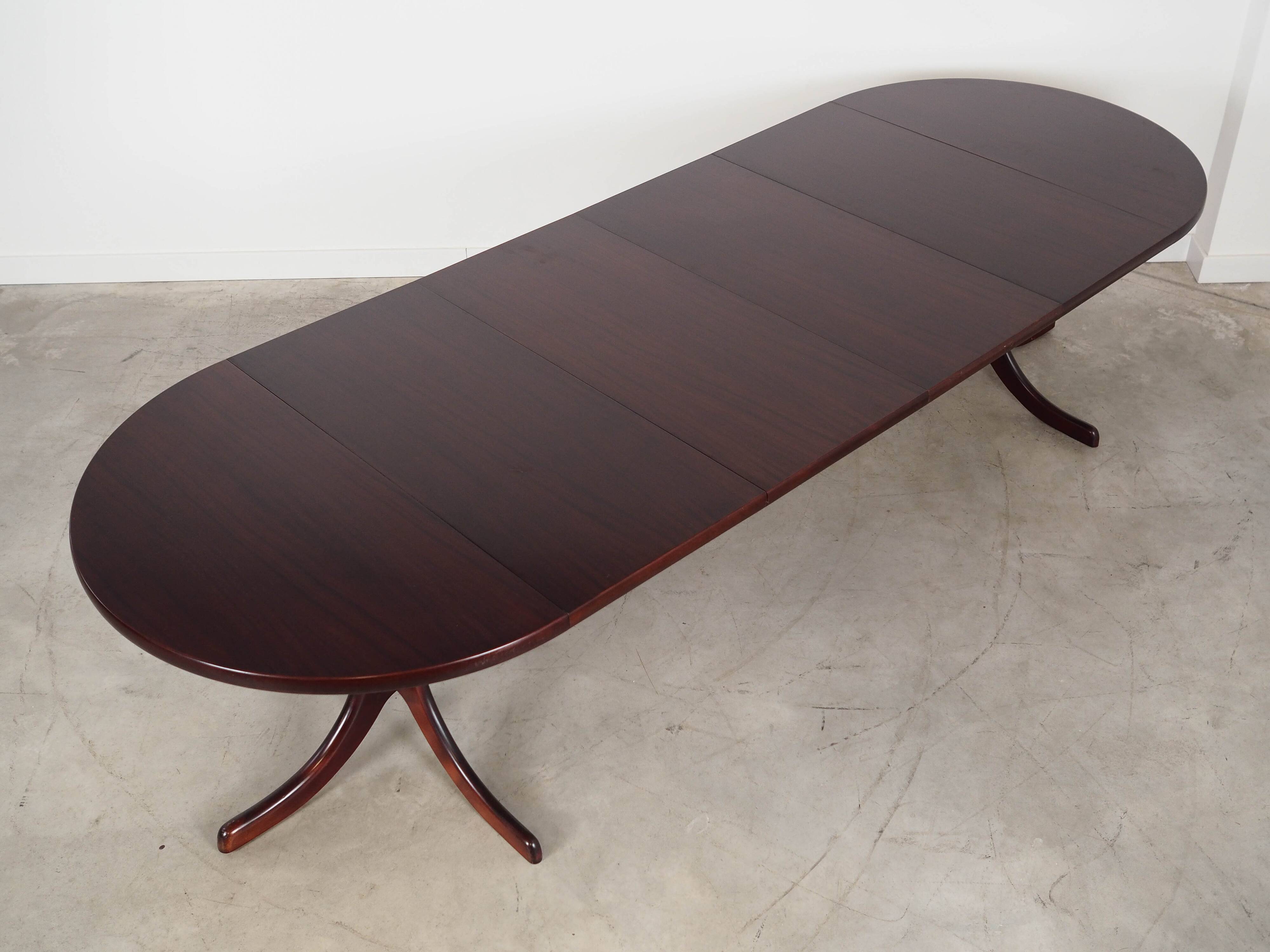 Round mahogany table, Danish design, 1970s, manufactured in Denmark