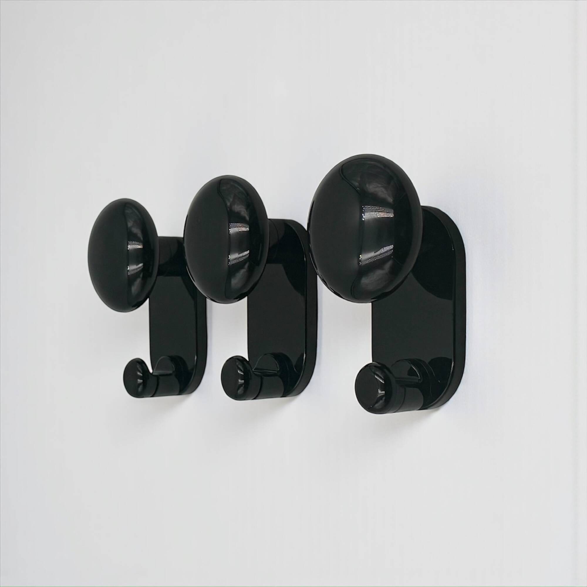 Set de 3 patères murales noires design C Bartoli Italie années 70