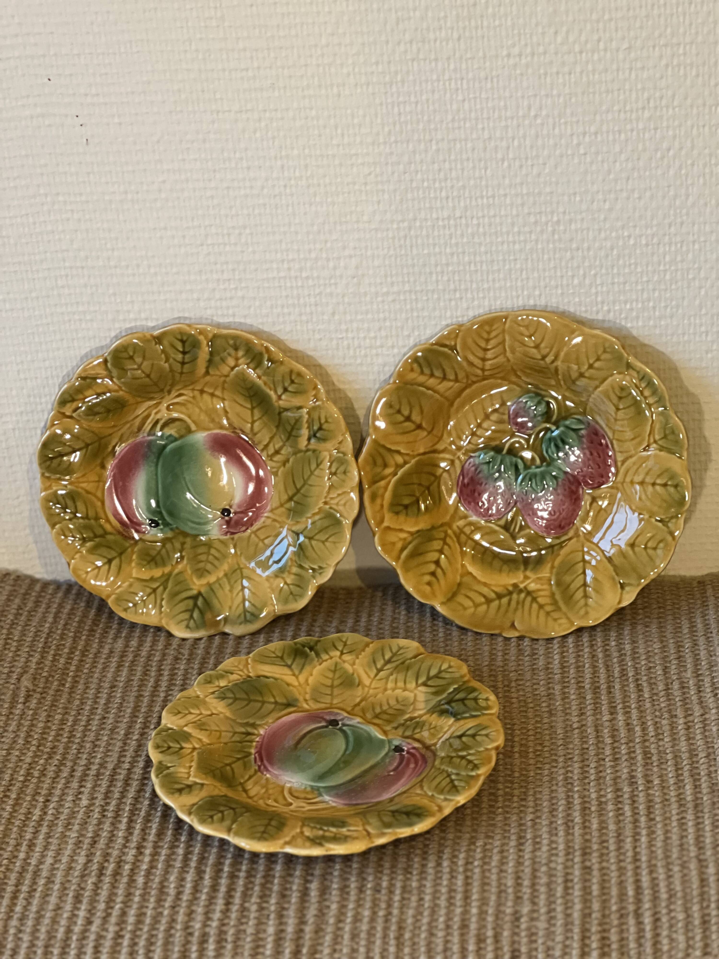 Set of 8 dessert plates in Sarreguemines slip