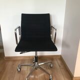 Fauteuil modèle EA117 de Charles et Ray Eames édition Vitra