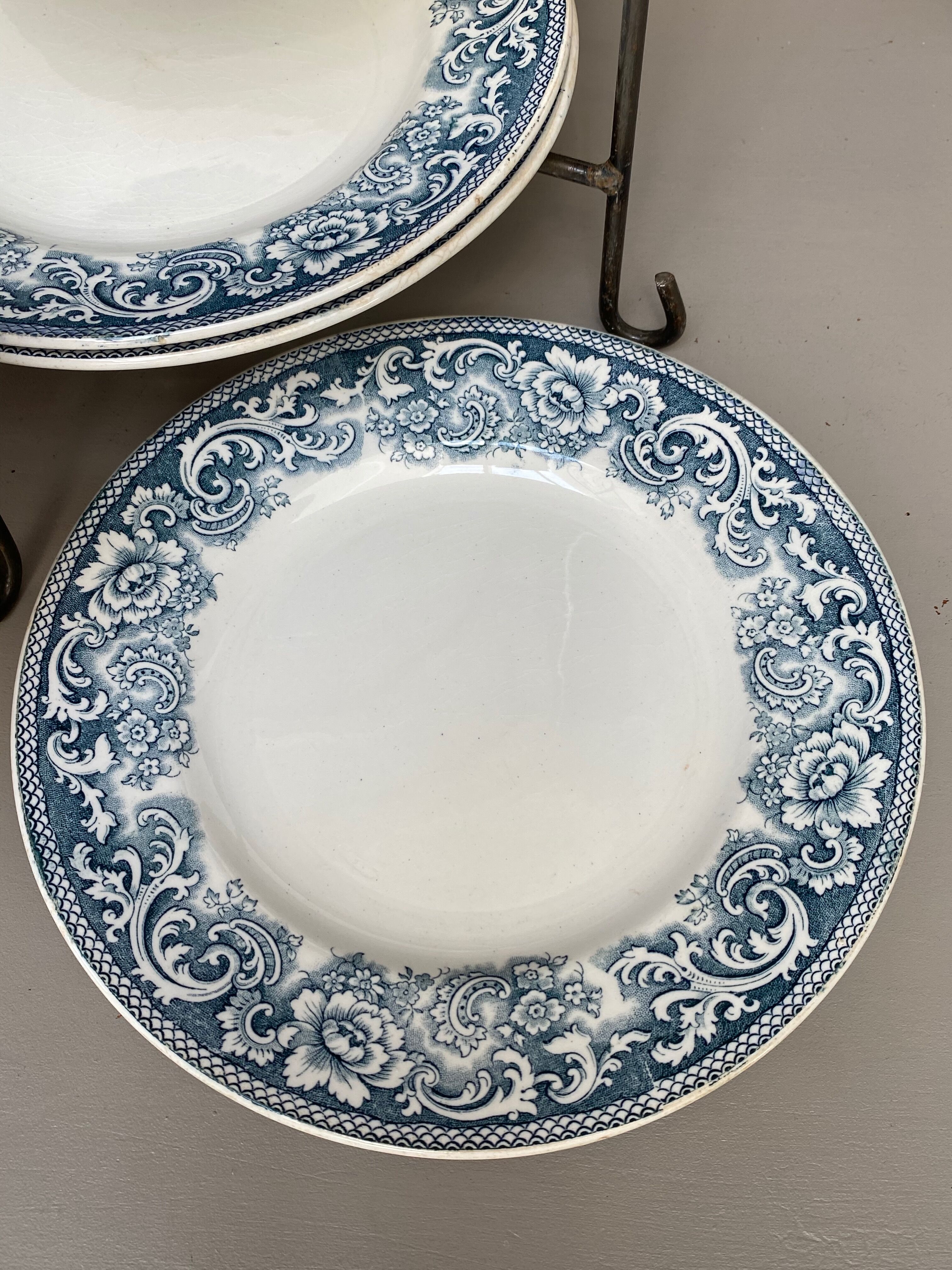 Flat plates Iron Earth, St Amand