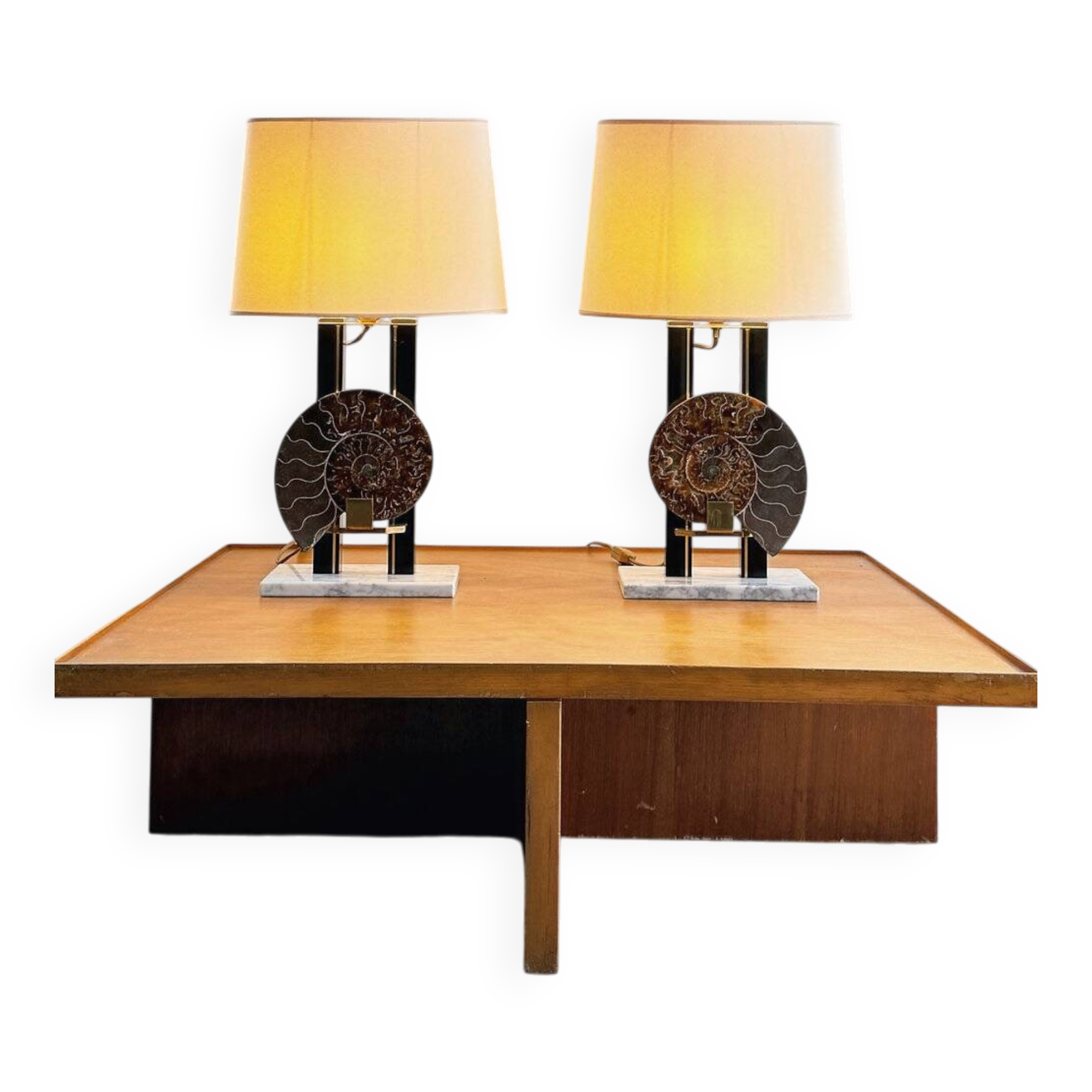 Paire de lampes ammonites Hollywood Regency en laiton, marbre et laque, France, années 70.