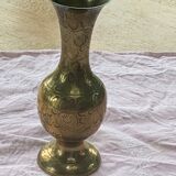 Vase en laiton doré ciselé motif floral