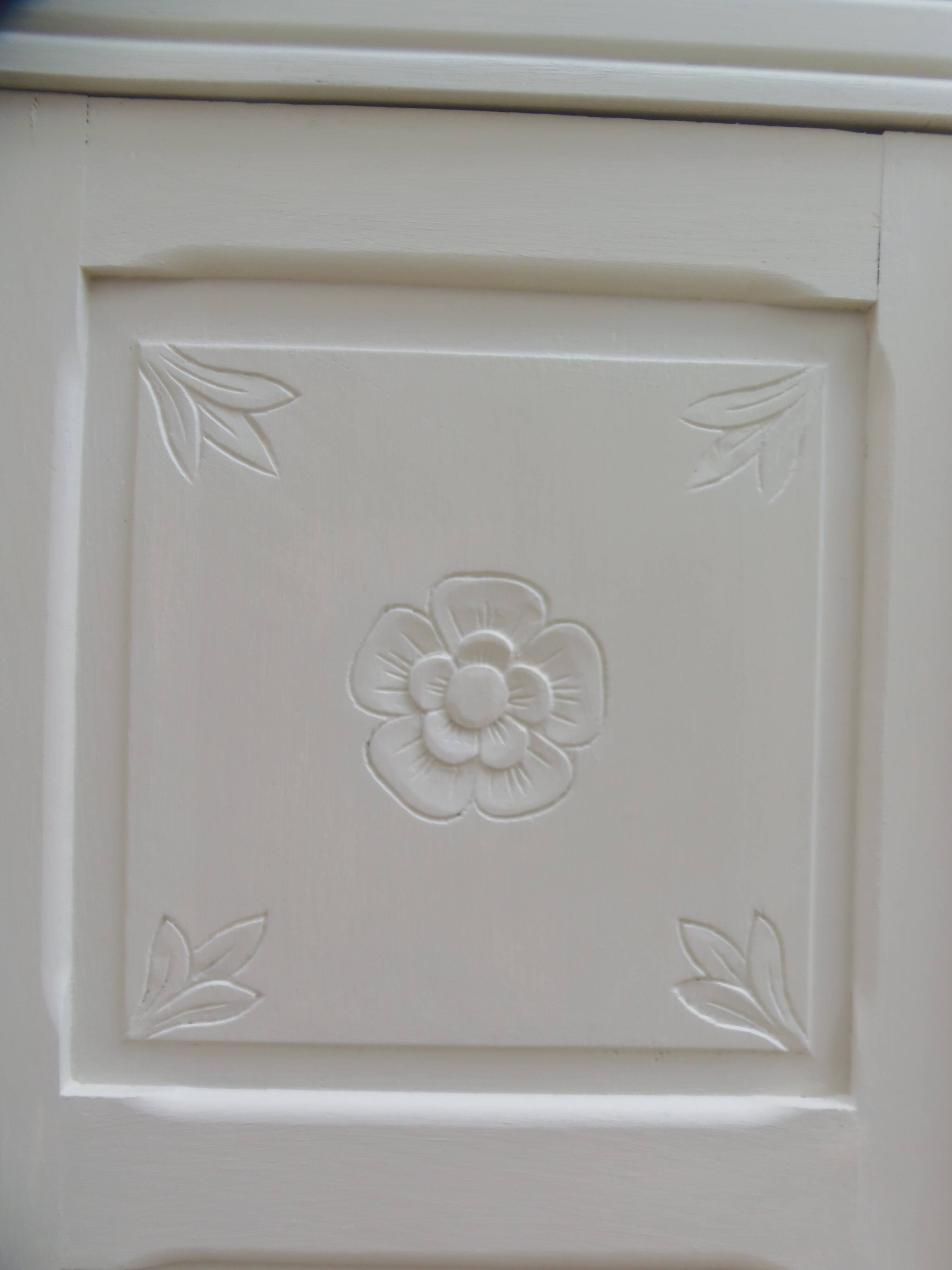 Armoire Art Déco réenchantée en beige.