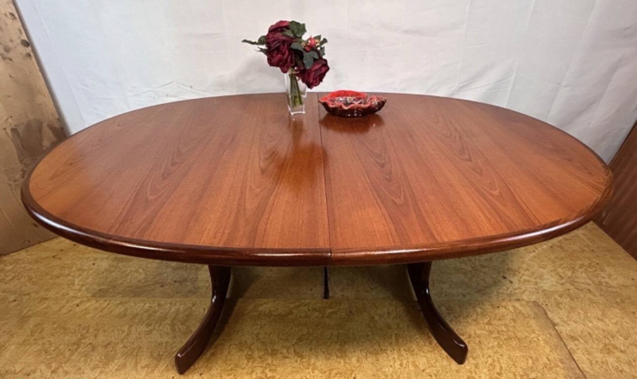 Mid-Century Retro Vintage Teak Extending Oval Dining Table by G-Plan – Vict