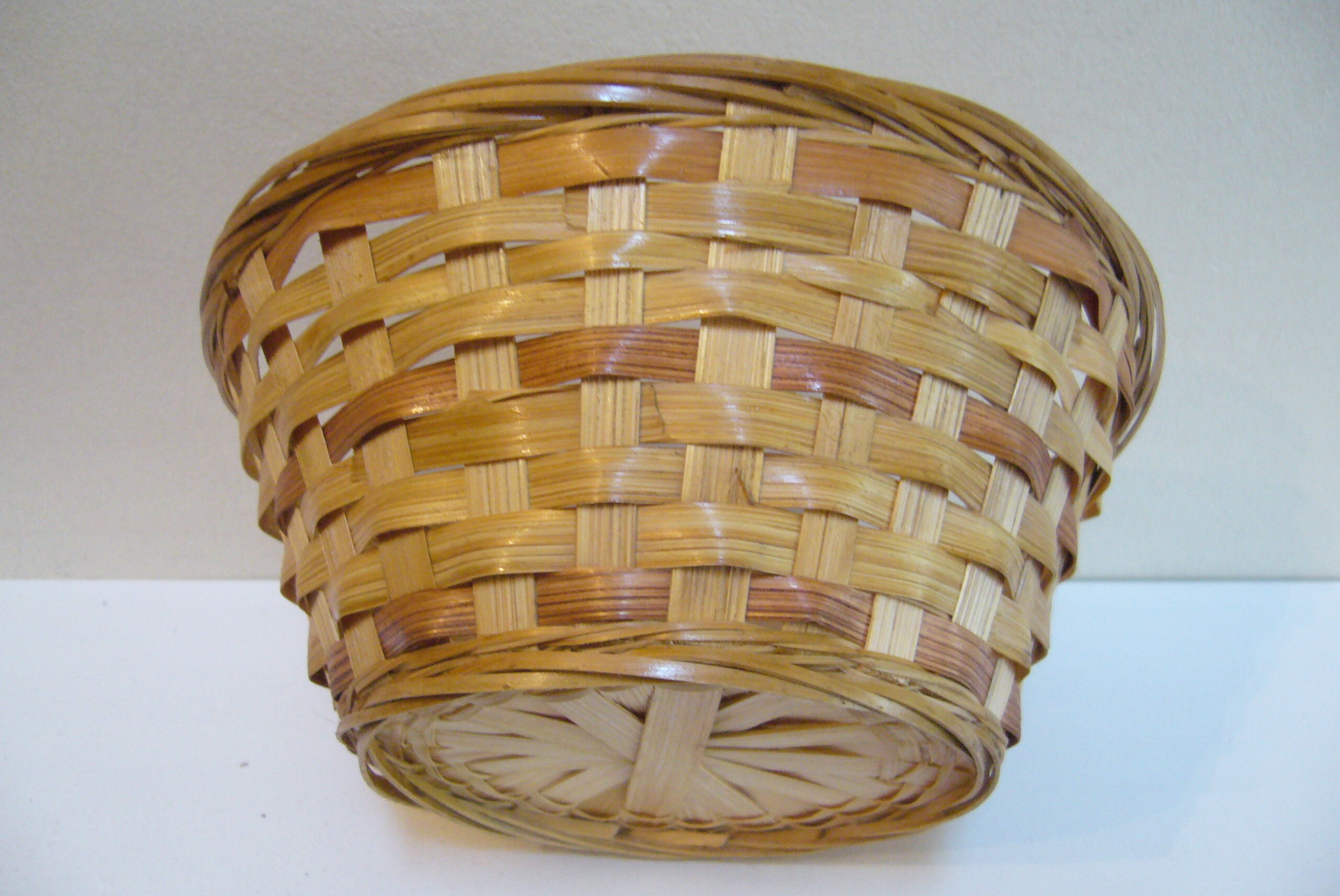 Two-tone woven bread or fruit basket