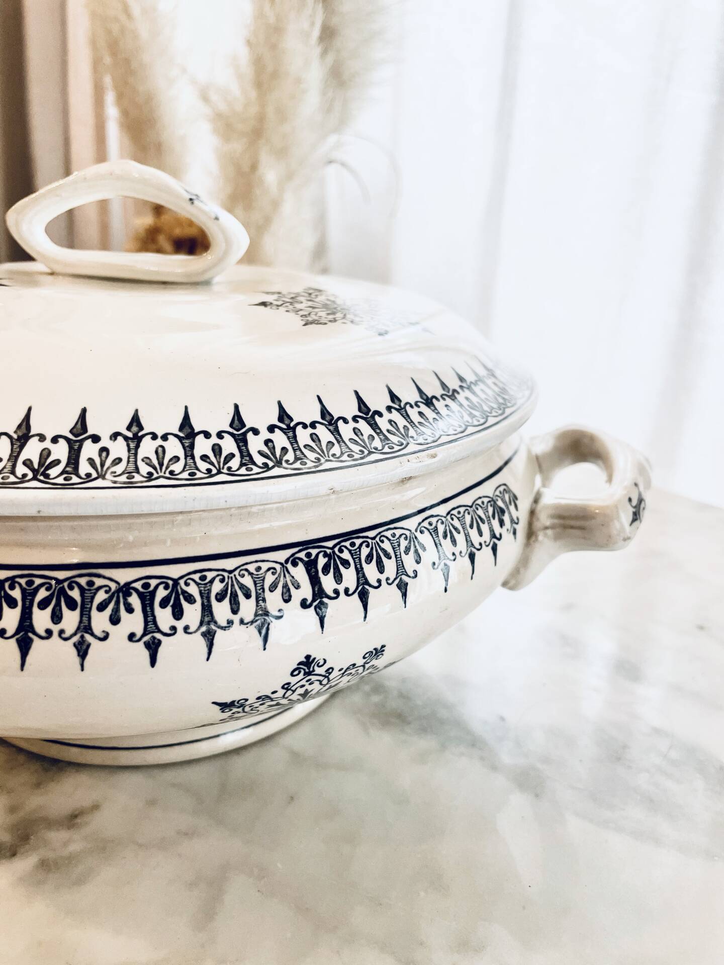 Antique soup tureen in white and blue earthenware – Vintage / Country style