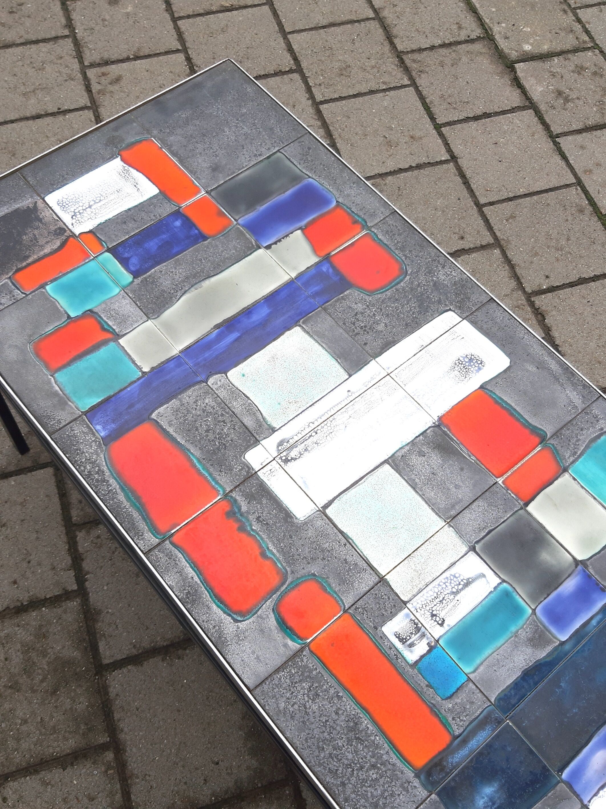 Ceramic coffee table by Juliette Belarti