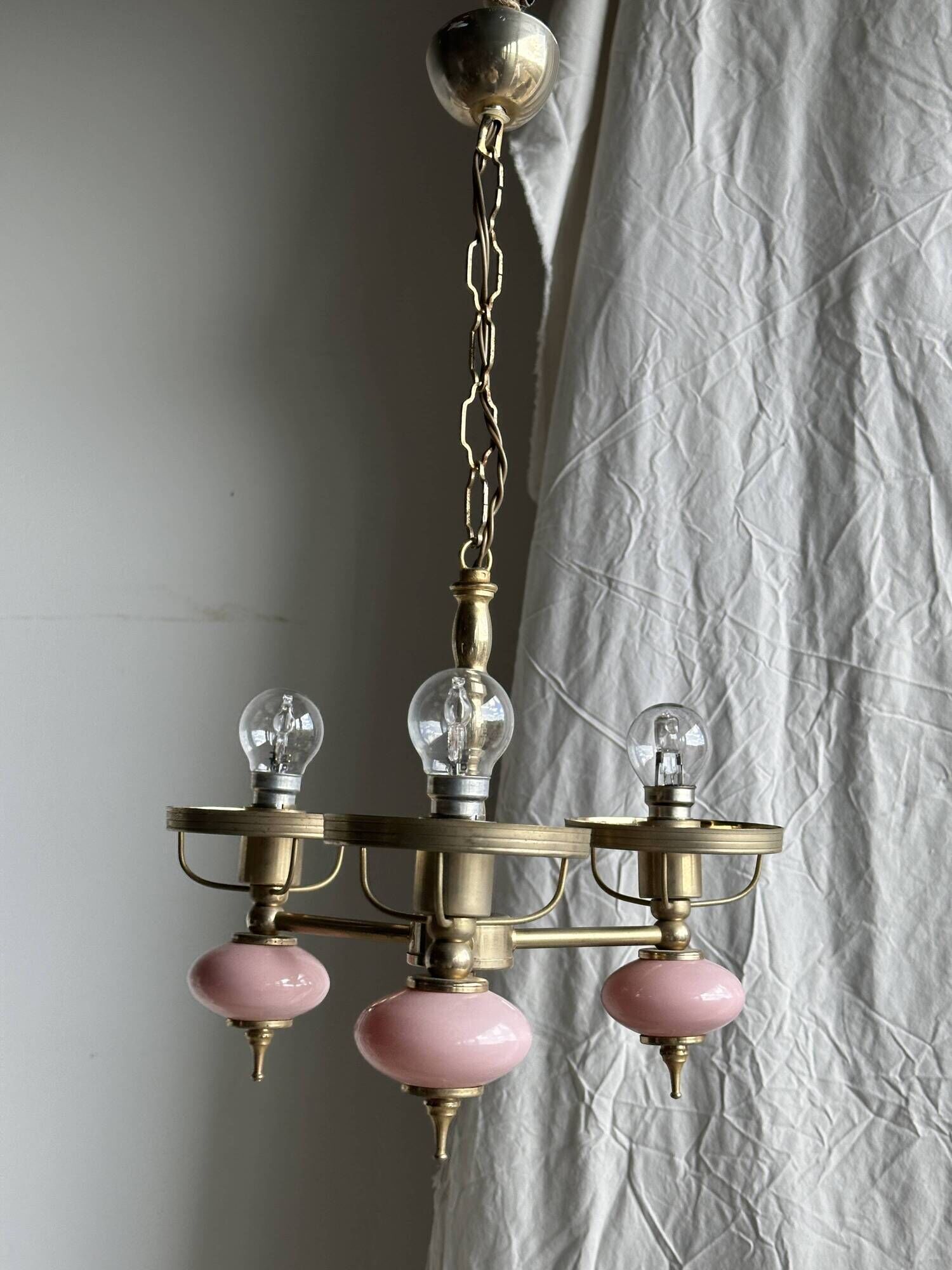 Petit lustre rose et doré à 3 bras de lumières