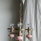 Petit lustre rose et doré à 3 bras de lumières