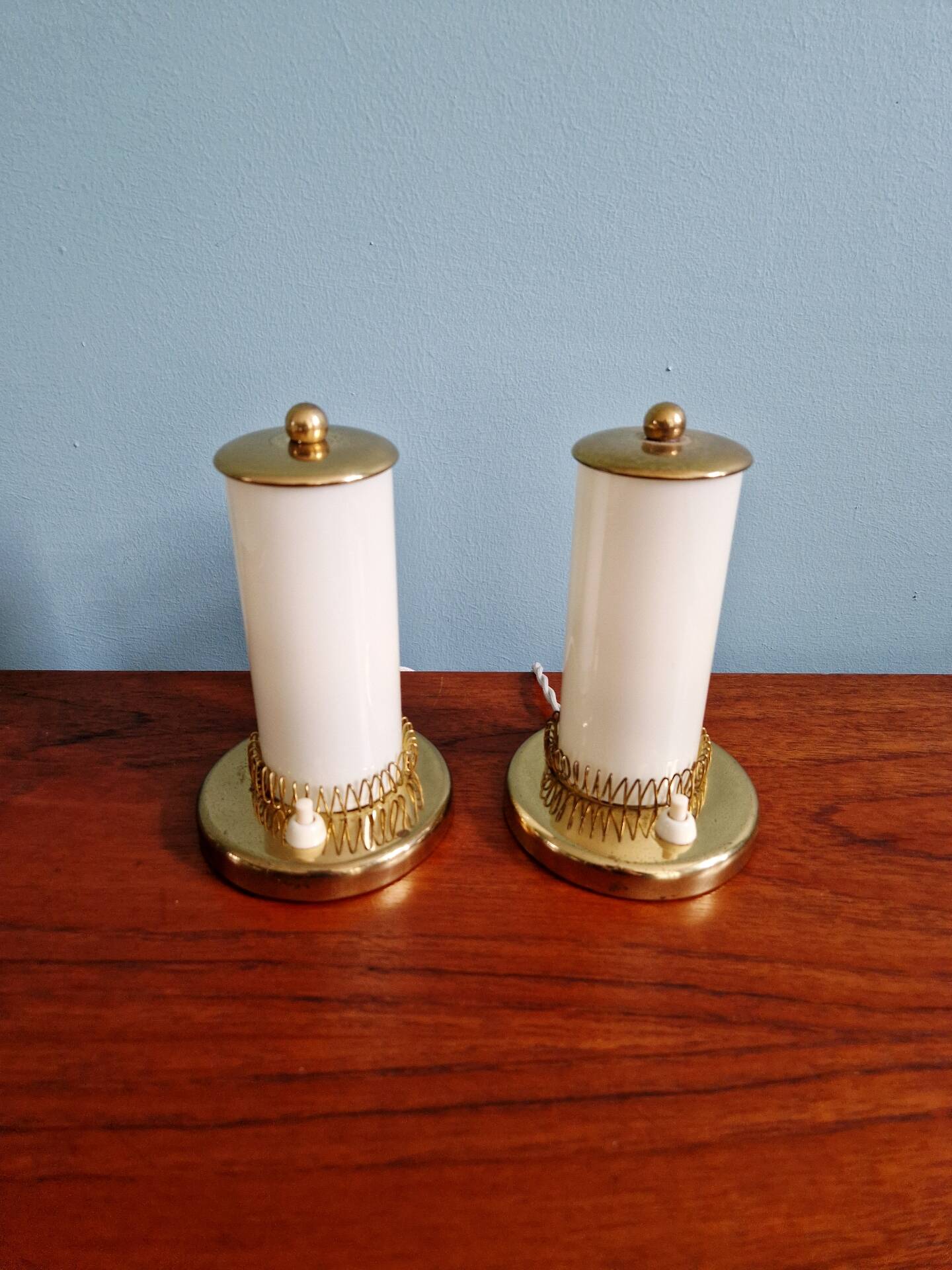 Pair of Mid-century bedside lamps in brass and opaline, 1950.