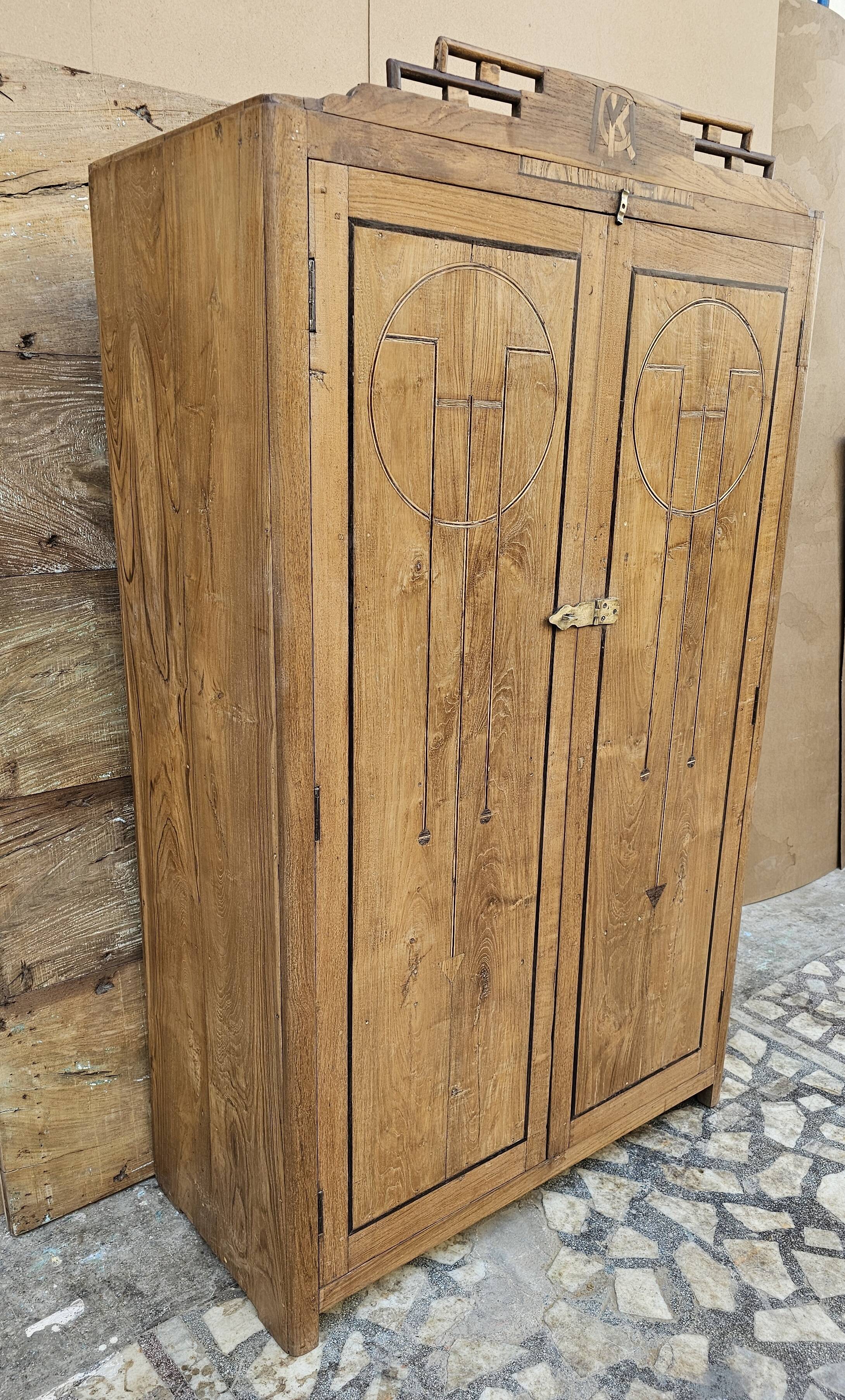 Ancienne armoire Art déco en teck birman