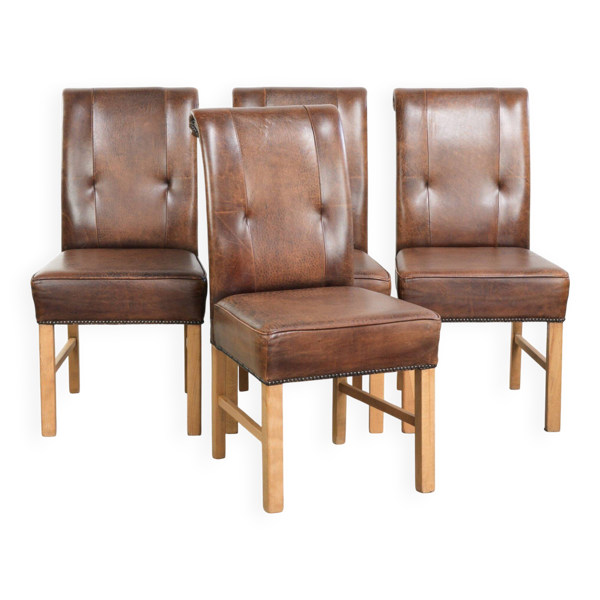 Ensemble de 4 grandes chaises de salle à manger en peau de mouton dans une couleur cognac foncé.