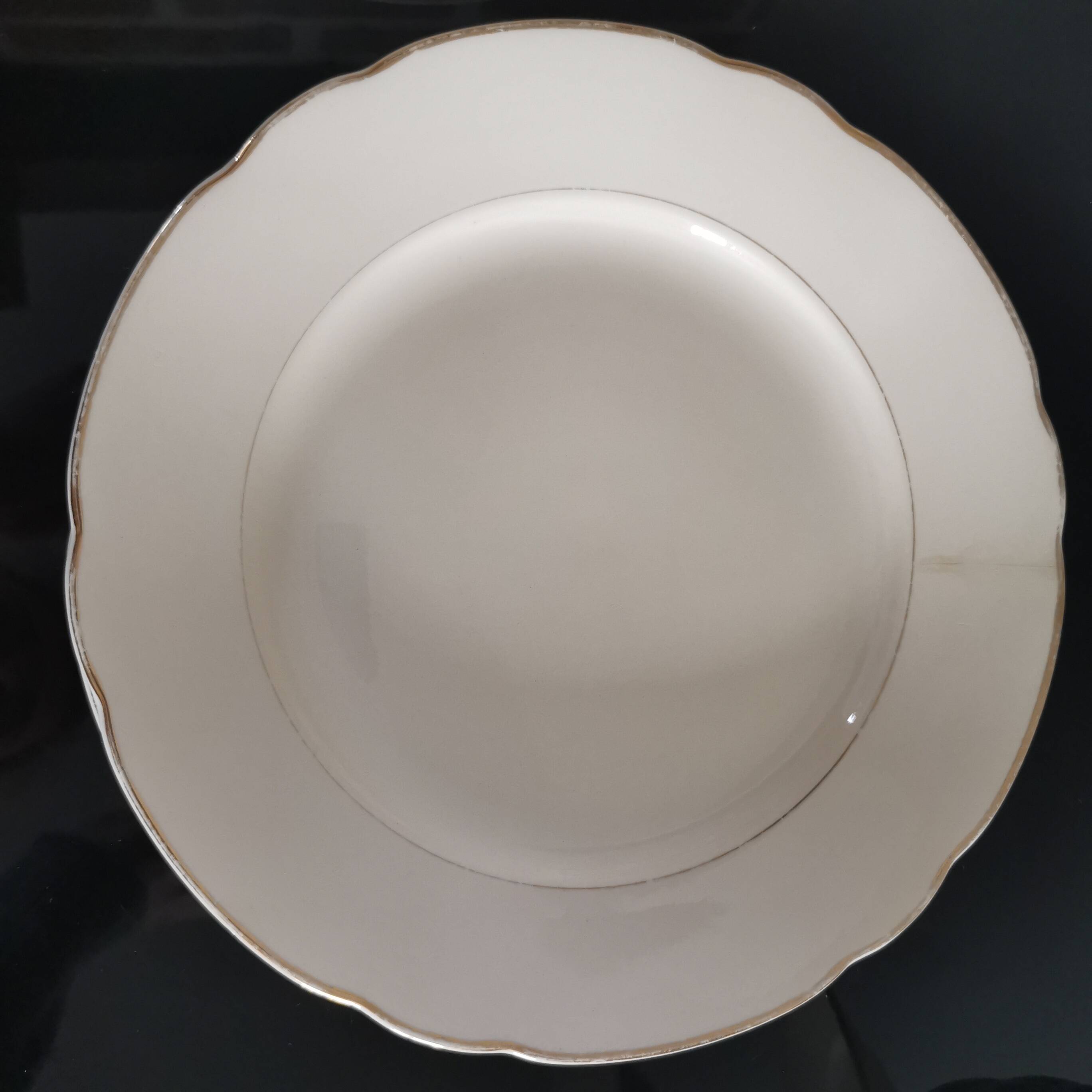 Set of 6 Villeroy and Boch flat plates in ivory color and gold edging